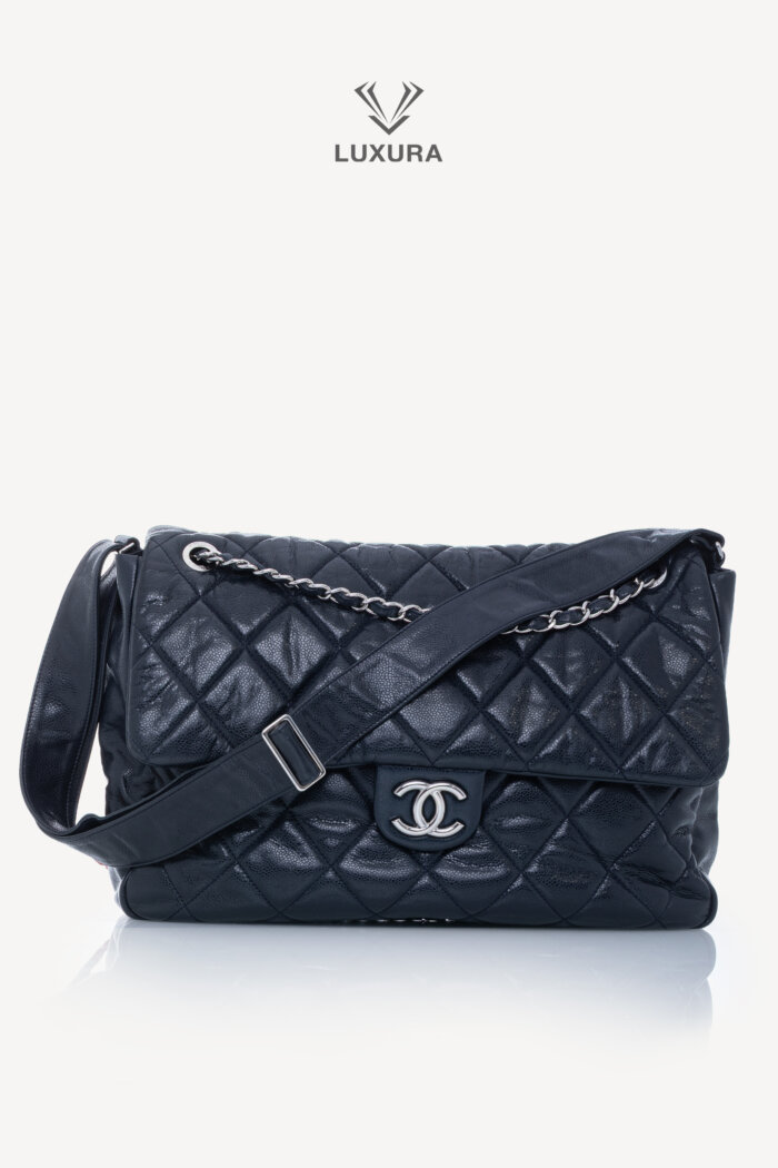 <span style="font-size: 10px;letter-spacing: .15em">HARD TO FIND</span><br> <strong>CHANEL</strong><br> <div style="margin-top:10px;font-size:16px">Quilted Soft Glazed Caviar Leather Large Stretch Spirit Messenger Flap Bag Indigo</div><br>