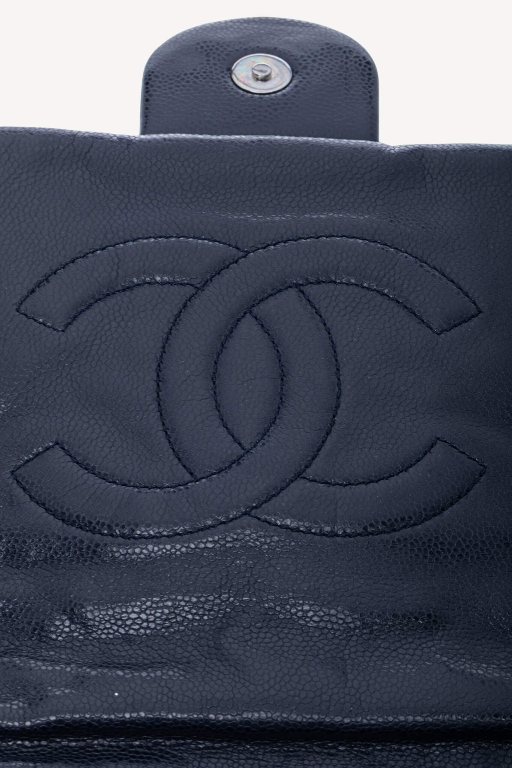 <span style="font-size: 10px;letter-spacing: .15em">HARD TO FIND</span><br>            <strong>CHANEL</strong><br>            <div style="margin-top:10px;font-size:16px">Quilted Soft Glazed Caviar Leather Large Stretch Spirit Messenger Flap Bag Indigo</div><br> - Image 17