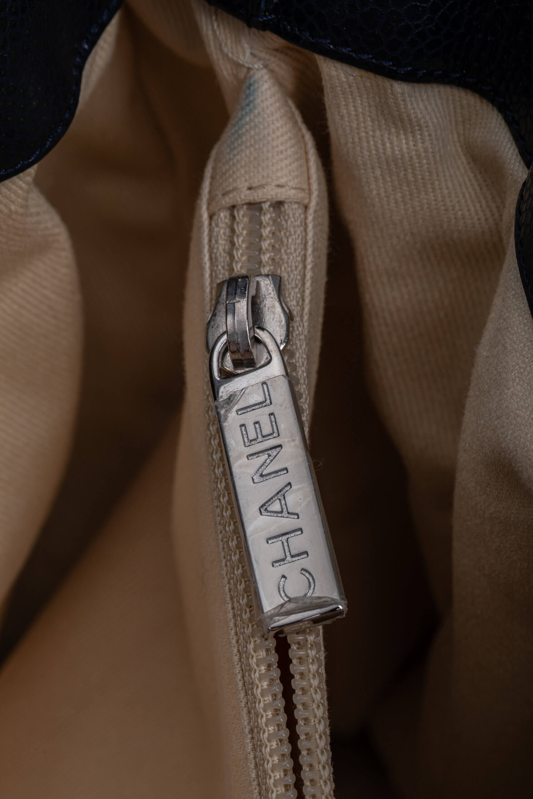 <span style="font-size: 10px;letter-spacing: .15em">HARD TO FIND</span><br>            <strong>CHANEL</strong><br>            <div style="margin-top:10px;font-size:16px">Quilted Soft Glazed Caviar Leather Large Stretch Spirit Messenger Flap Bag Indigo</div><br> - Image 22