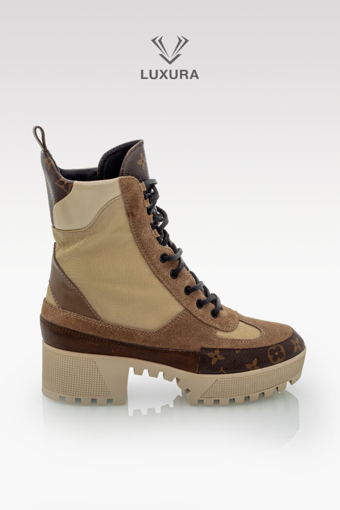 <span style="font-size: 10px;letter-spacing: .15em">BEST DEAL</span><br>            <strong>LOUIS VUITTON</strong><br>            <div style="margin-top:10px;font-size:16px">Laureate Platform Desert Boots Calfskin Monogram Beige 39.5</div><br>
