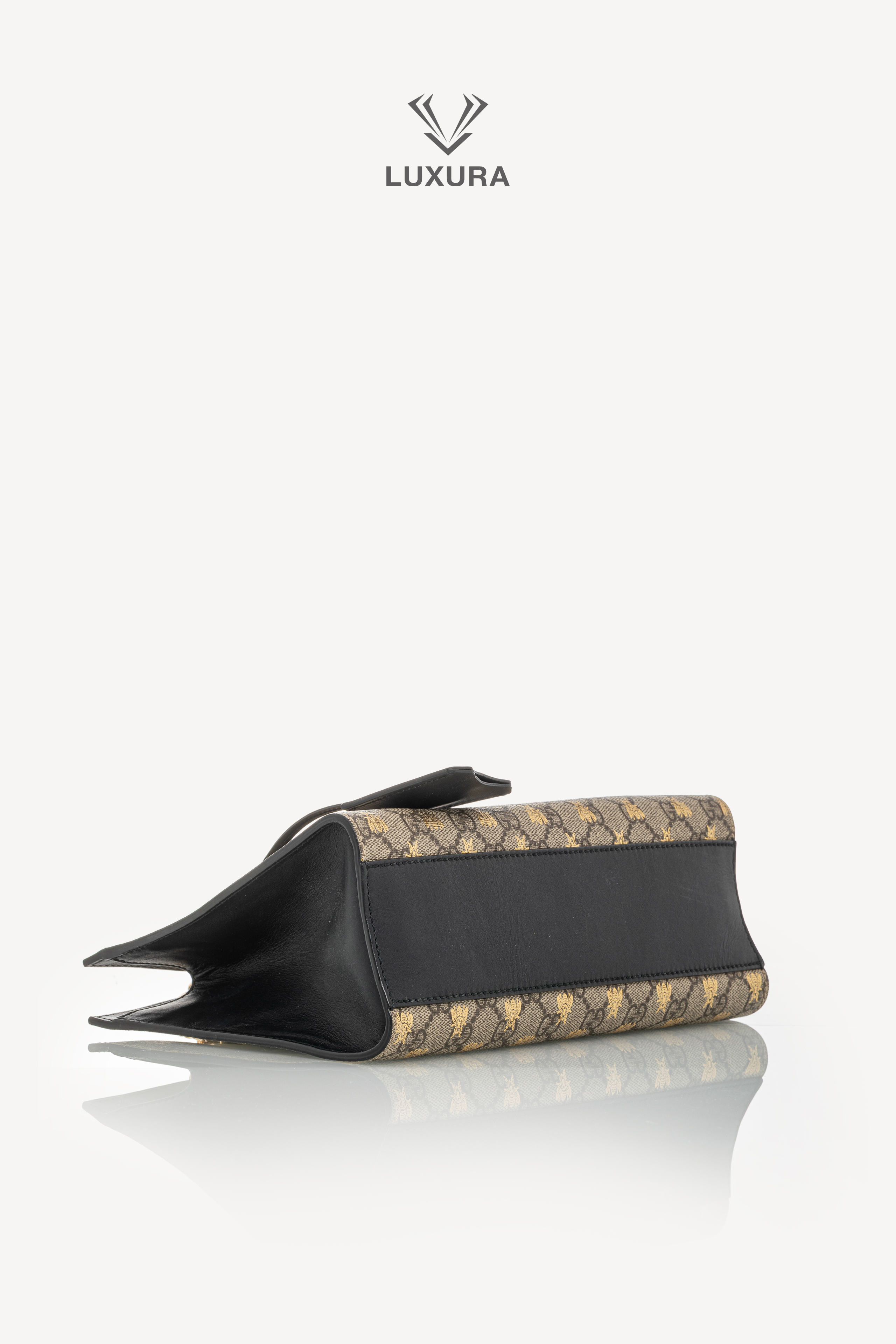 <span style="font-size: 10px;letter-spacing: .15em">HARD TO FIND</span><br>            <strong>GUCCI</strong><br>            <div style="margin-top:10px;font-size:16px">GG Supreme Monogram Bees Small Padlock Tote Beige Oro Black</div><br> - Image 17