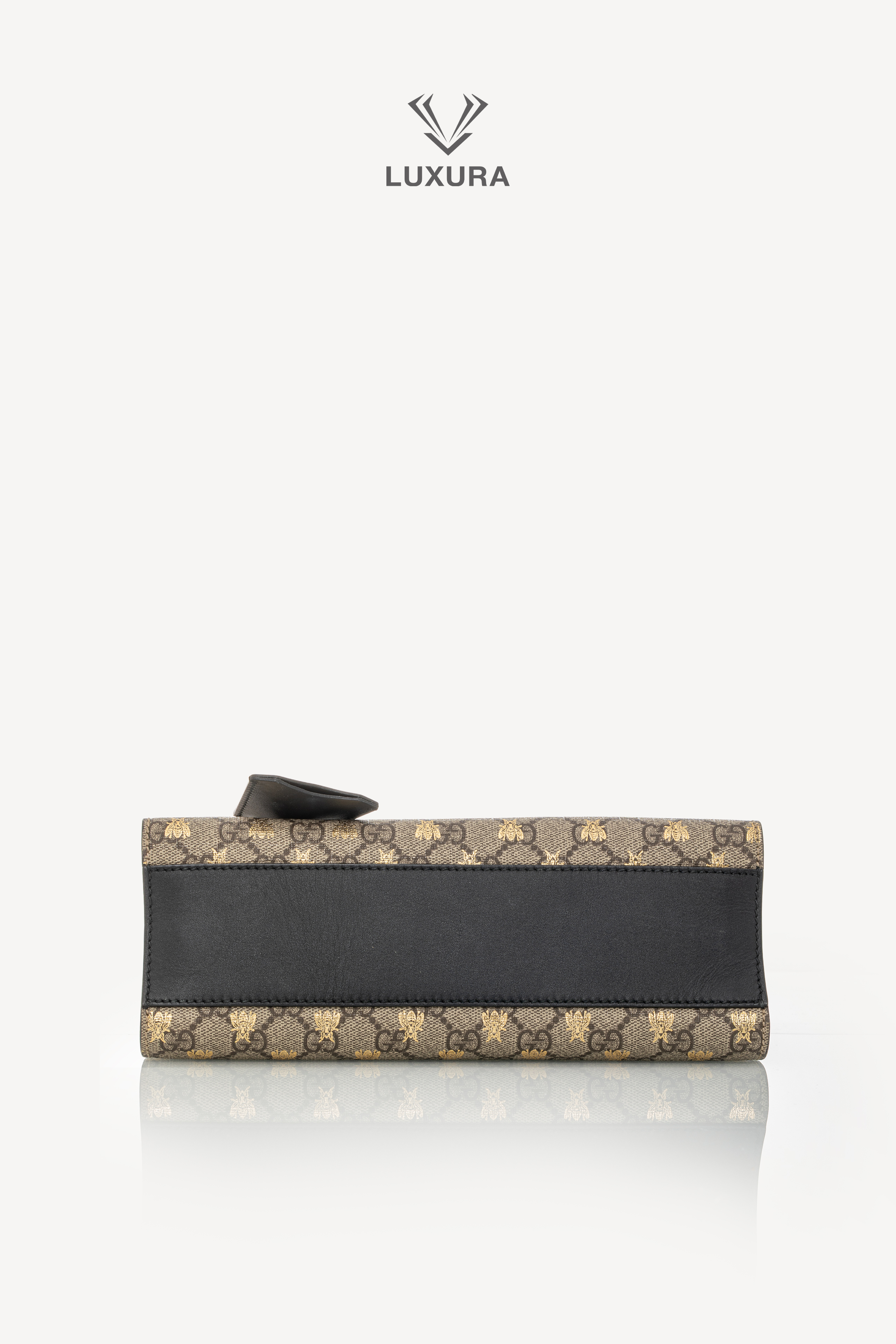 <span style="font-size: 10px;letter-spacing: .15em">HARD TO FIND</span><br>            <strong>GUCCI</strong><br>            <div style="margin-top:10px;font-size:16px">GG Supreme Monogram Bees Small Padlock Tote Beige Oro Black</div><br> - Image 16