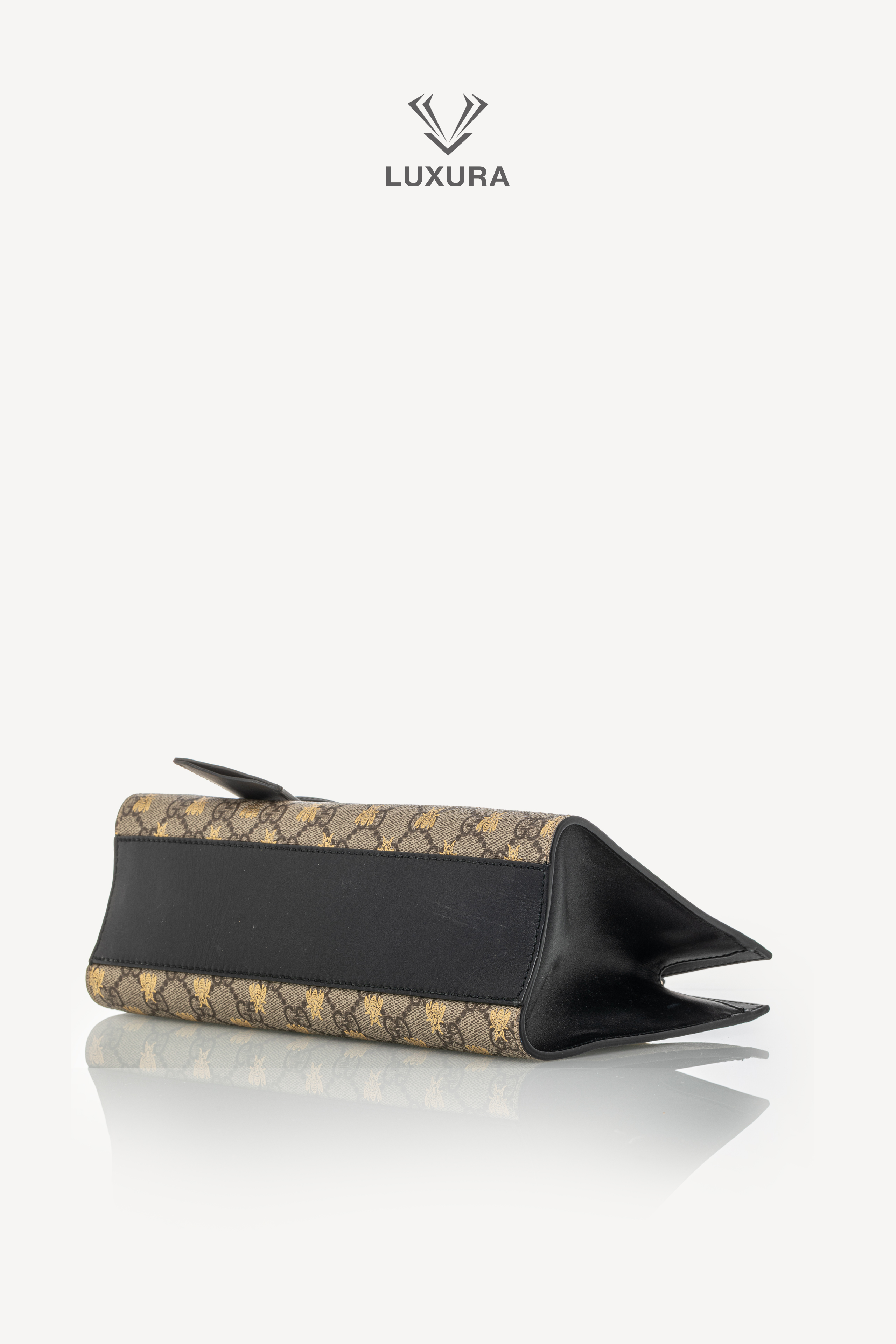 <span style="font-size: 10px;letter-spacing: .15em">HARD TO FIND</span><br>            <strong>GUCCI</strong><br>            <div style="margin-top:10px;font-size:16px">GG Supreme Monogram Bees Small Padlock Tote Beige Oro Black</div><br> - Image 15
