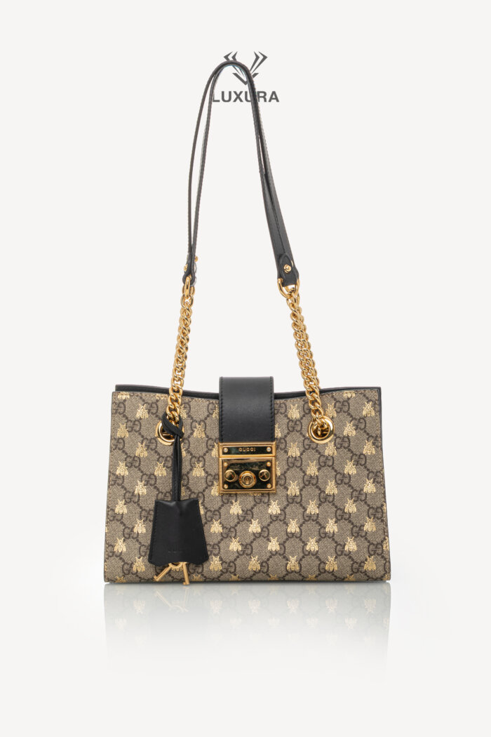 <span style="font-size: 10px;letter-spacing: .15em">HARD TO FIND</span><br>            <strong>GUCCI</strong><br>            <div style="margin-top:10px;font-size:16px">GG Supreme Monogram Bees Small Padlock Tote Beige Oro Black</div><br>