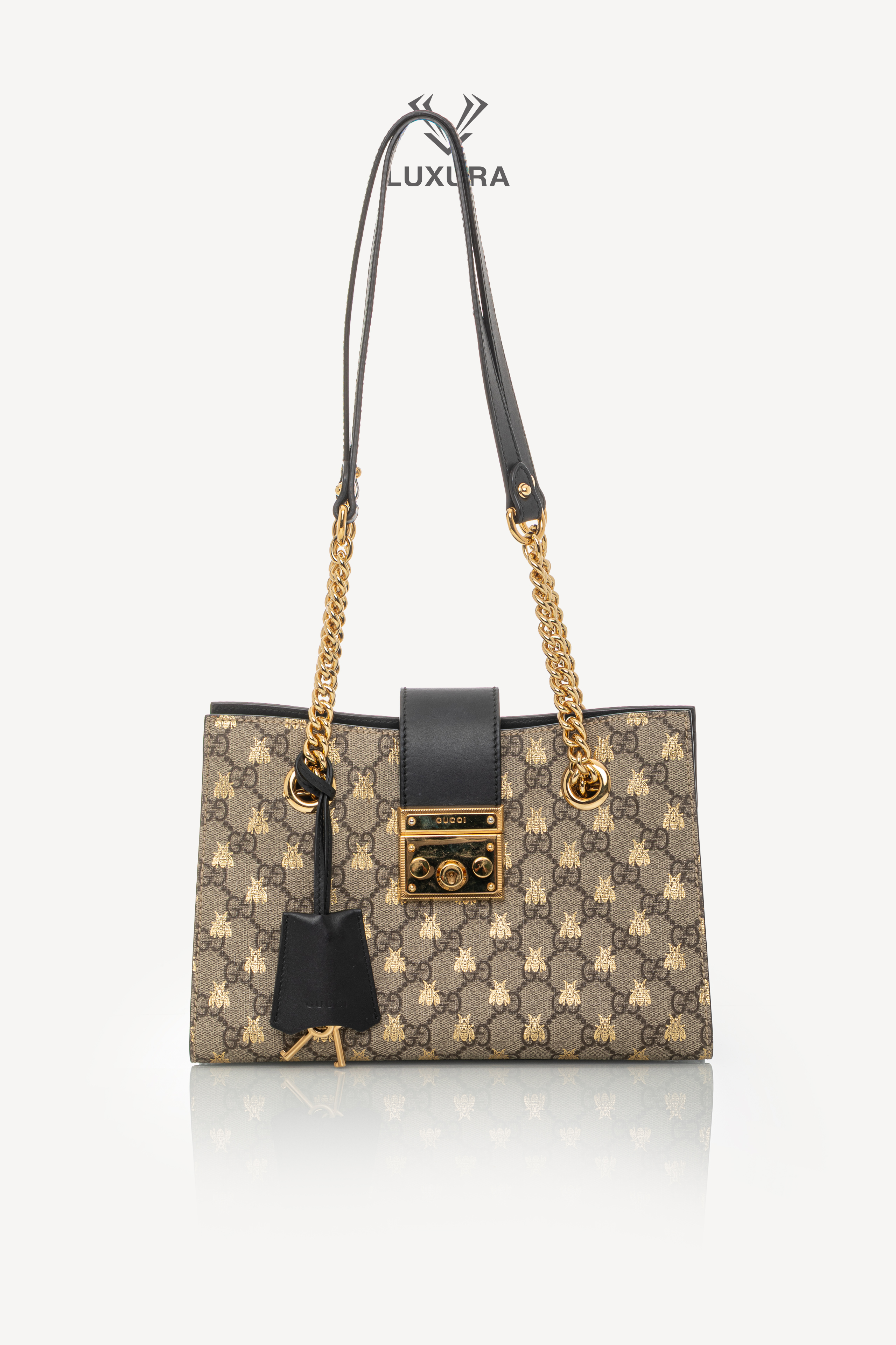 <span style="font-size: 10px;letter-spacing: .15em">HARD TO FIND</span><br>            <strong>GUCCI</strong><br>            <div style="margin-top:10px;font-size:16px">GG Supreme Monogram Bees Small Padlock Tote Beige Oro Black</div><br>