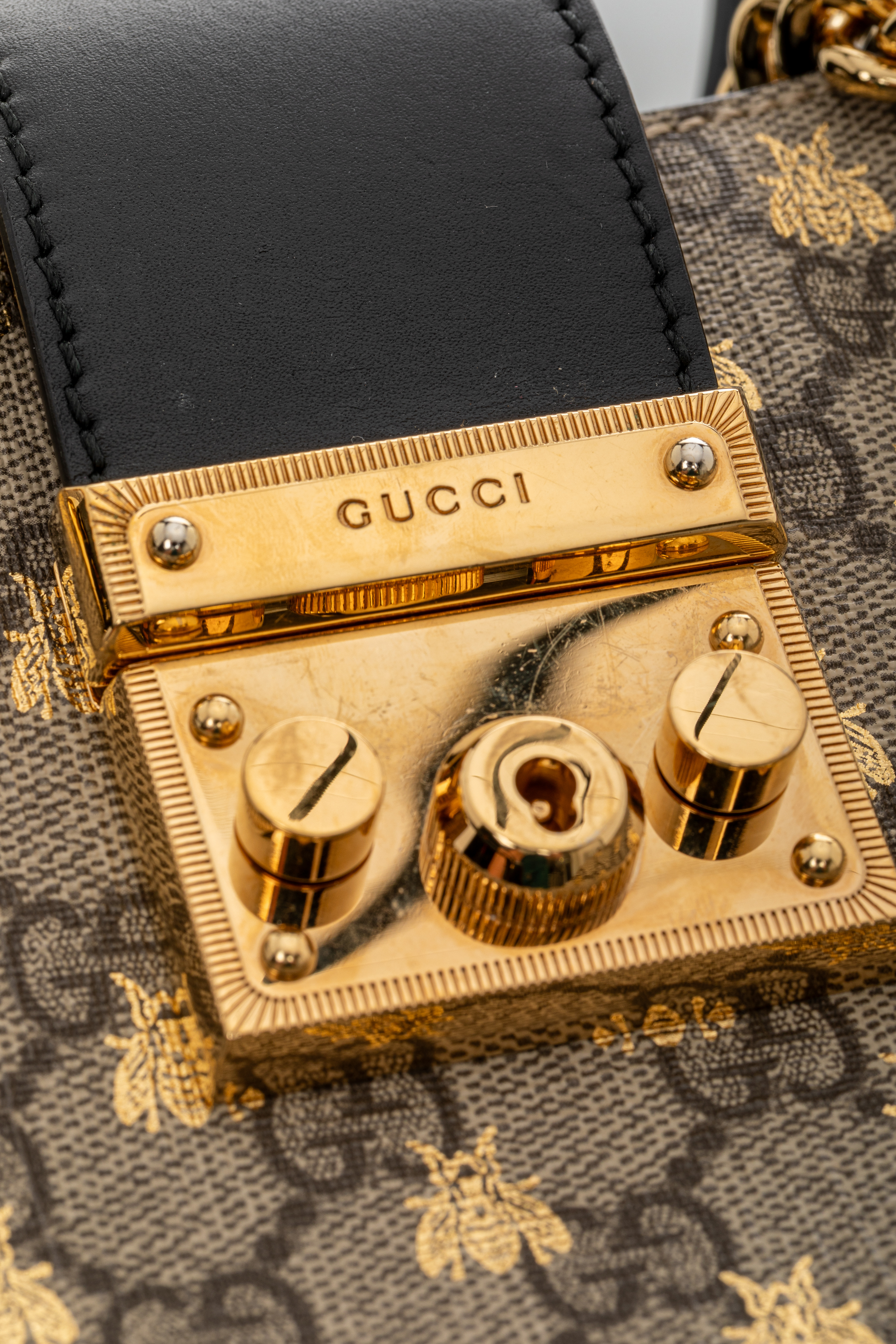 <span style="font-size: 10px;letter-spacing: .15em">HARD TO FIND</span><br>            <strong>GUCCI</strong><br>            <div style="margin-top:10px;font-size:16px">GG Supreme Monogram Bees Small Padlock Tote Beige Oro Black</div><br> - Image 8