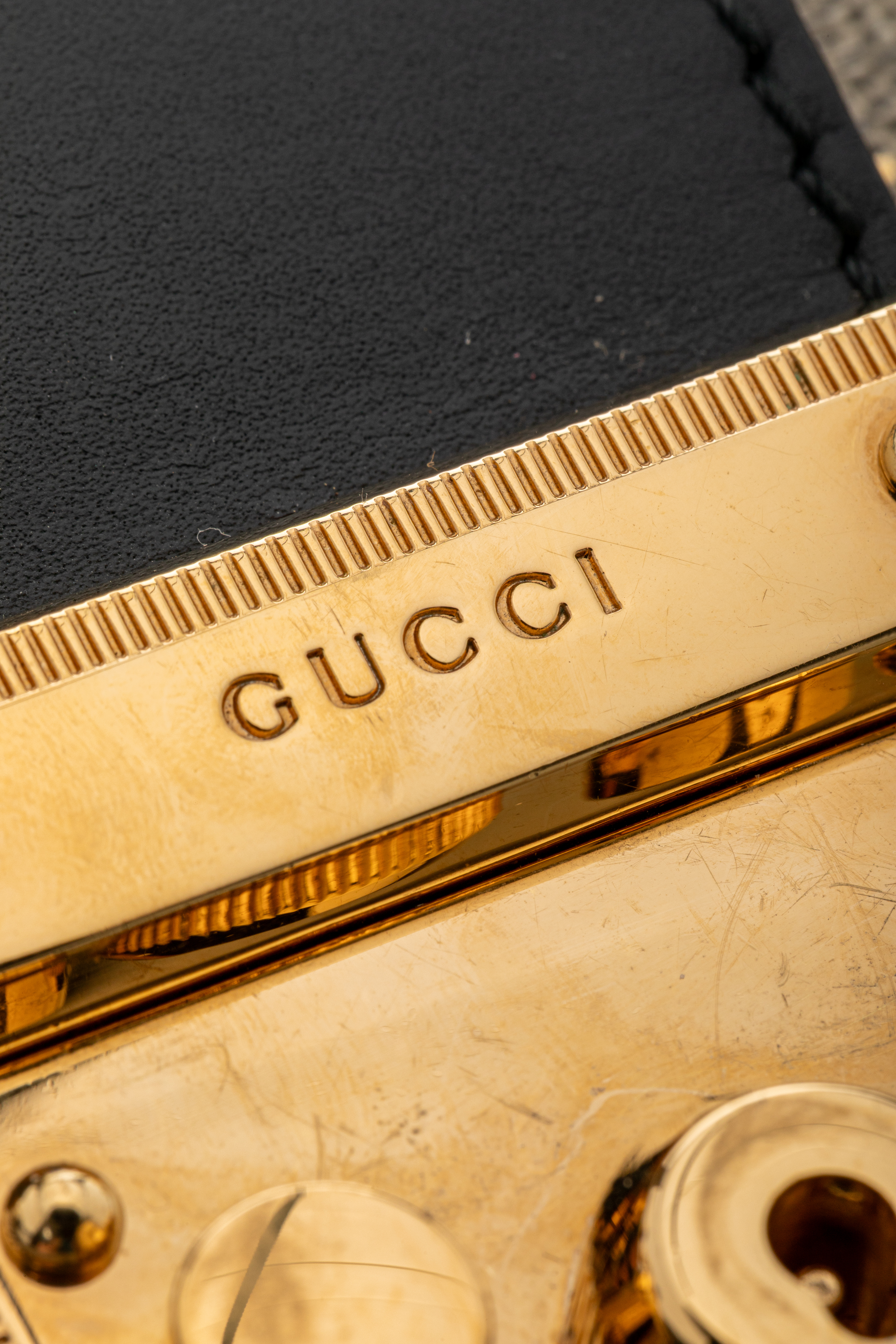 <span style="font-size: 10px;letter-spacing: .15em">HARD TO FIND</span><br>            <strong>GUCCI</strong><br>            <div style="margin-top:10px;font-size:16px">GG Supreme Monogram Bees Small Padlock Tote Beige Oro Black</div><br> - Image 9