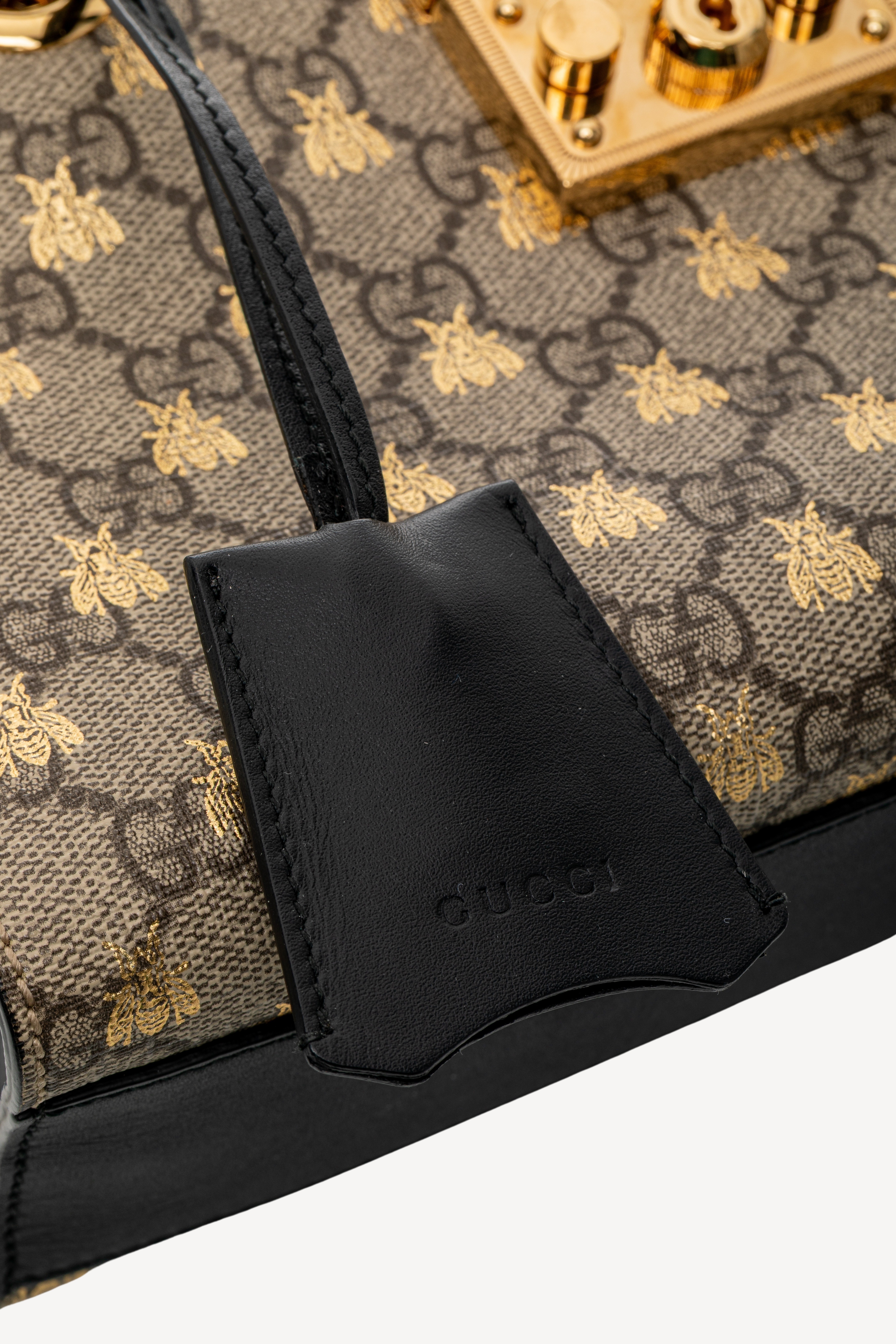 <span style="font-size: 10px;letter-spacing: .15em">HARD TO FIND</span><br>            <strong>GUCCI</strong><br>            <div style="margin-top:10px;font-size:16px">GG Supreme Monogram Bees Small Padlock Tote Beige Oro Black</div><br> - Image 10