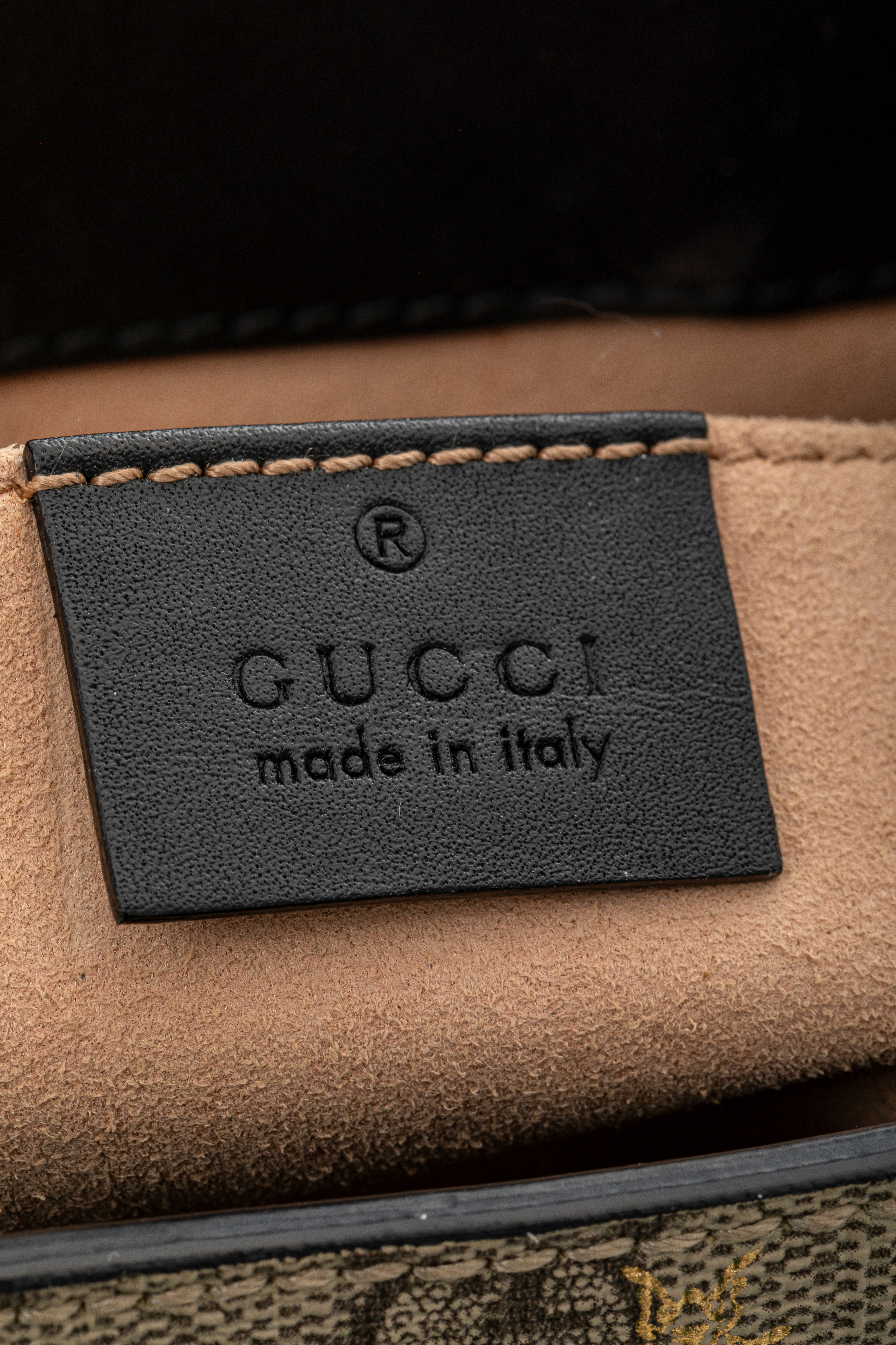 <span style="font-size: 10px;letter-spacing: .15em">HARD TO FIND</span><br>            <strong>GUCCI</strong><br>            <div style="margin-top:10px;font-size:16px">GG Supreme Monogram Bees Small Padlock Tote Beige Oro Black</div><br> - Image 13