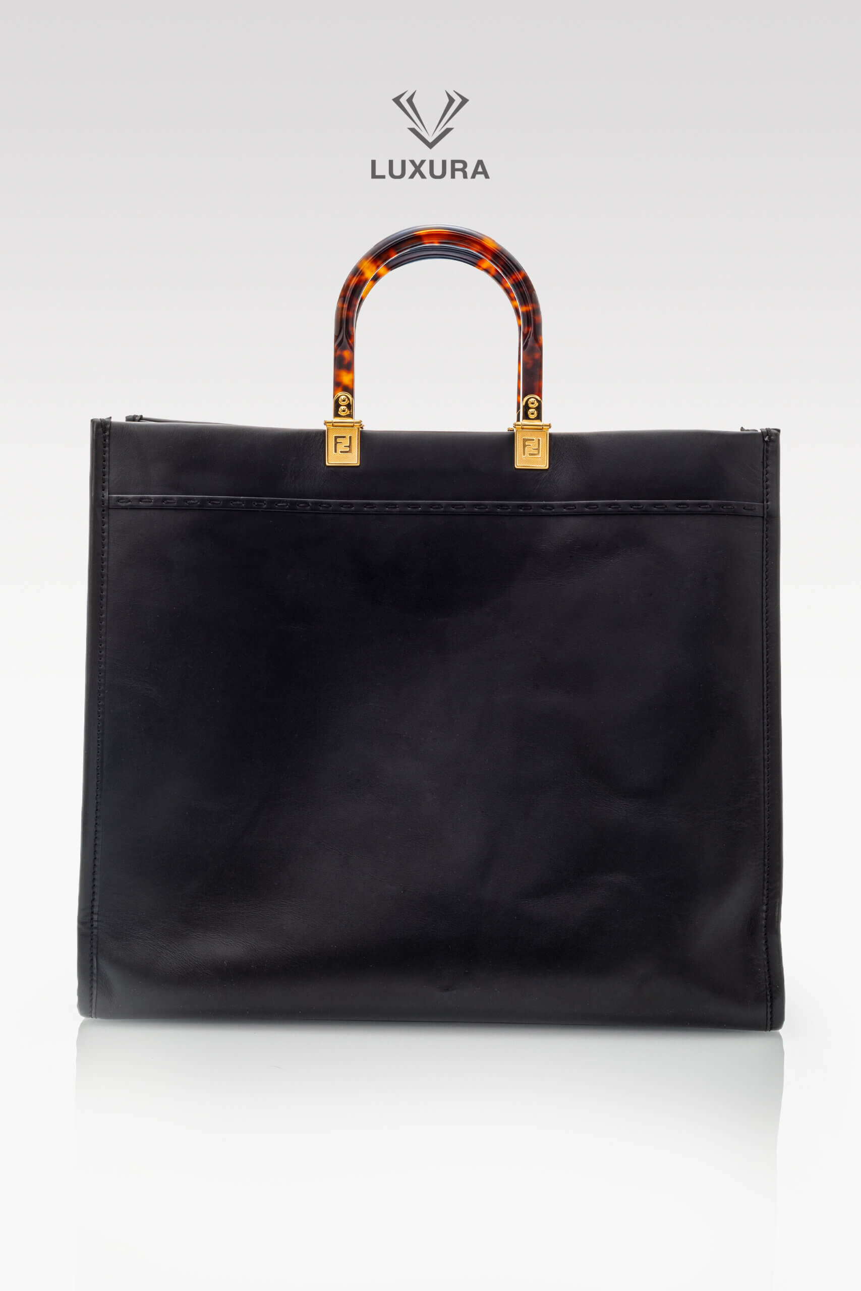 <span style="font-size: 10px;letter-spacing: .15em">BEST DEAL</span><br>            <strong>FENDI</strong><br>            <div style="margin-top:10px;font-size:16px">Sunshine Large Black Leather Shopper</div><br> - Image 5