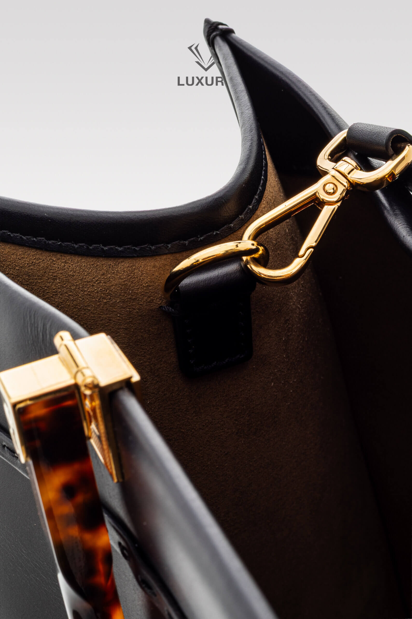 <span style="font-size: 10px;letter-spacing: .15em">BEST DEAL</span><br>            <strong>FENDI</strong><br>            <div style="margin-top:10px;font-size:16px">Sunshine Large Black Leather Shopper</div><br> - Image 11