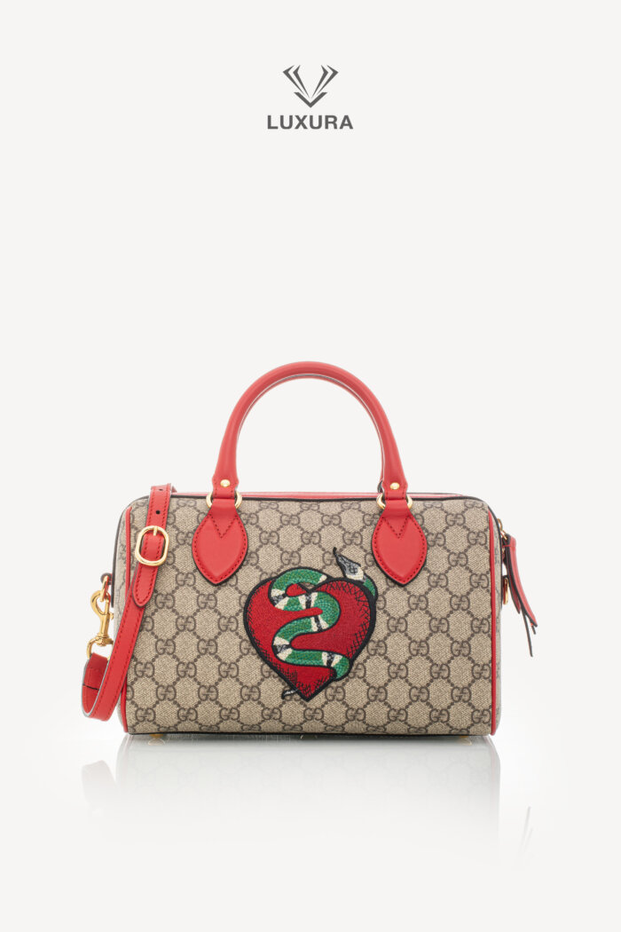 <span style="font-size: 10px;letter-spacing: .15em">BEST DEAL</span><br>            <strong>GUCCI</strong><br>            <div style="margin-top:10px;font-size:16px">GG Supreme Monogram Kingsnake Heart Embroidered Small Boston Red</div><br>