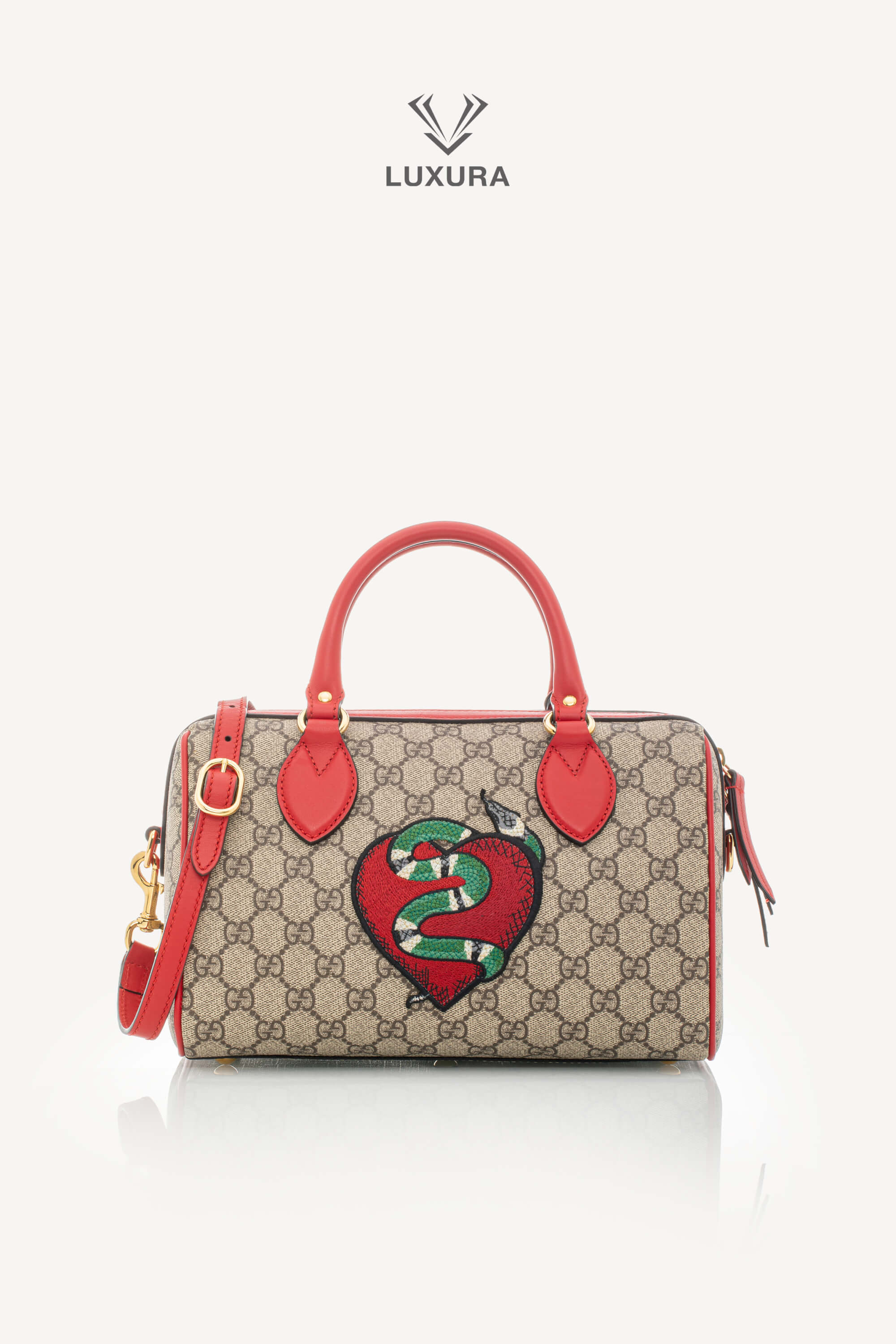 <span style="font-size: 10px;letter-spacing: .15em">BEST DEAL</span><br> <strong>GUCCI</strong><br> <div style="margin-top:10px;font-size:16px">GG Supreme Monogram Kingsnake Heart Embroidered Small Boston Red</div><br>