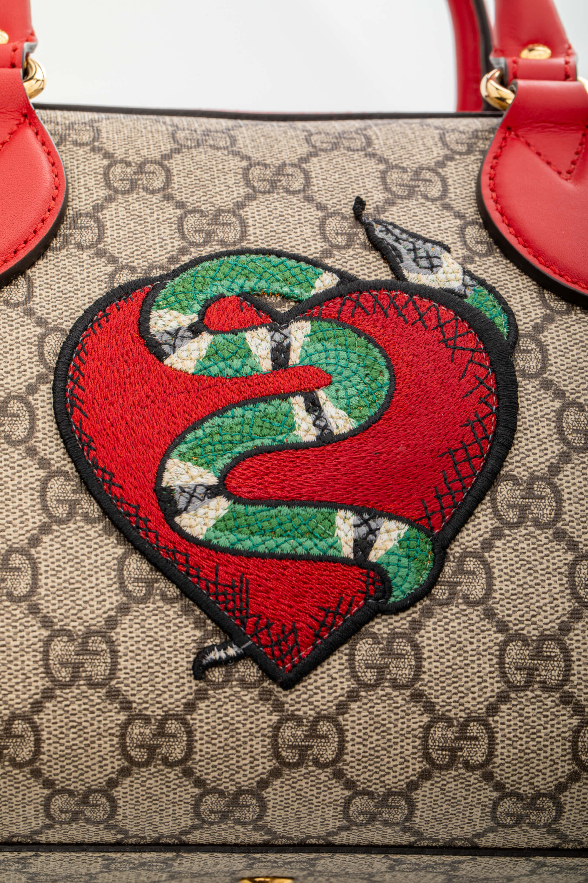 <span style="font-size: 10px;letter-spacing: .15em">BEST DEAL</span><br> <strong>GUCCI</strong><br> <div style="margin-top:10px;font-size:16px">GG Supreme Monogram Kingsnake Heart Embroidered Small Boston Red</div><br> - Image 9