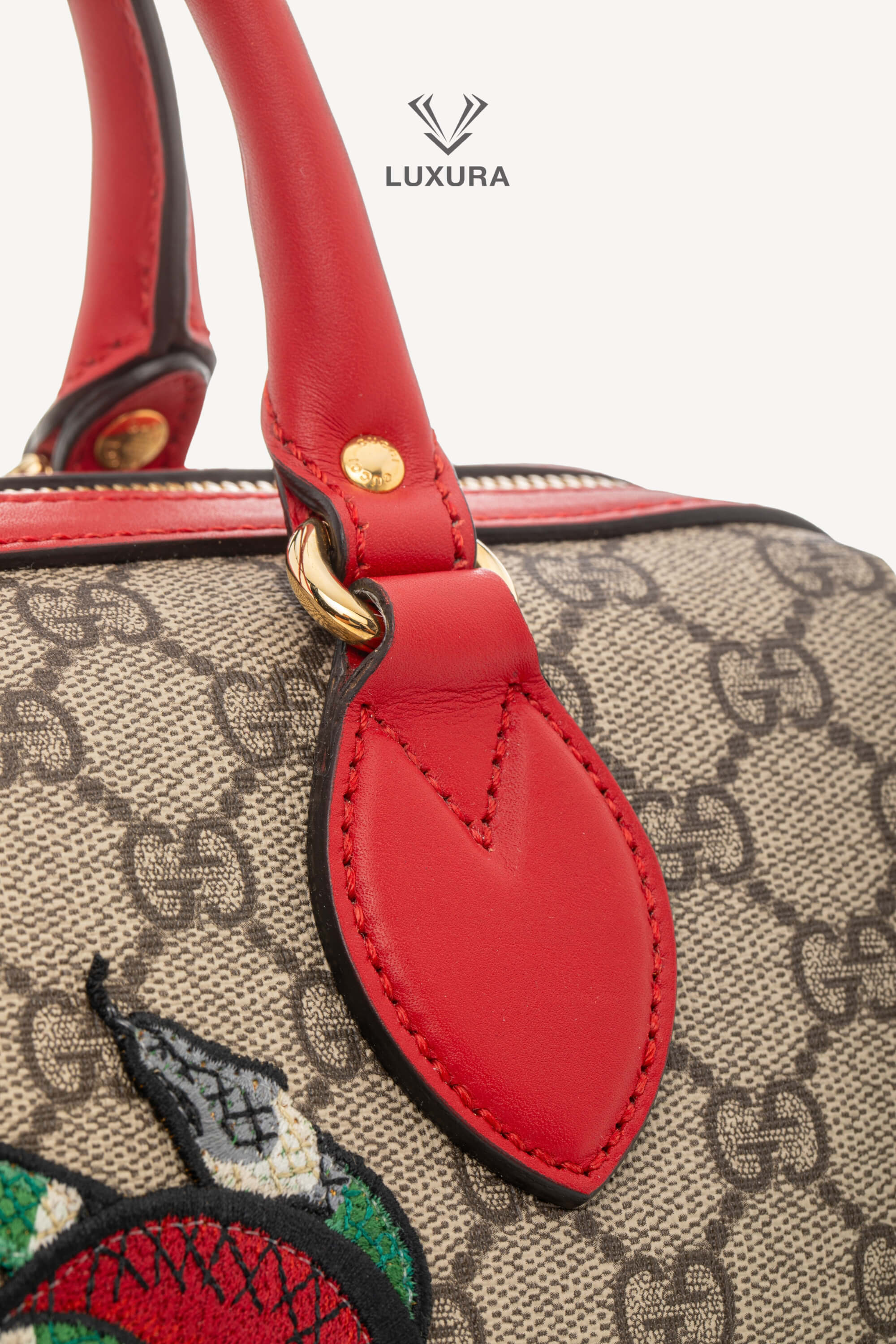 <span style="font-size: 10px;letter-spacing: .15em">BEST DEAL</span><br> <strong>GUCCI</strong><br> <div style="margin-top:10px;font-size:16px">GG Supreme Monogram Kingsnake Heart Embroidered Small Boston Red</div><br> - Image 16