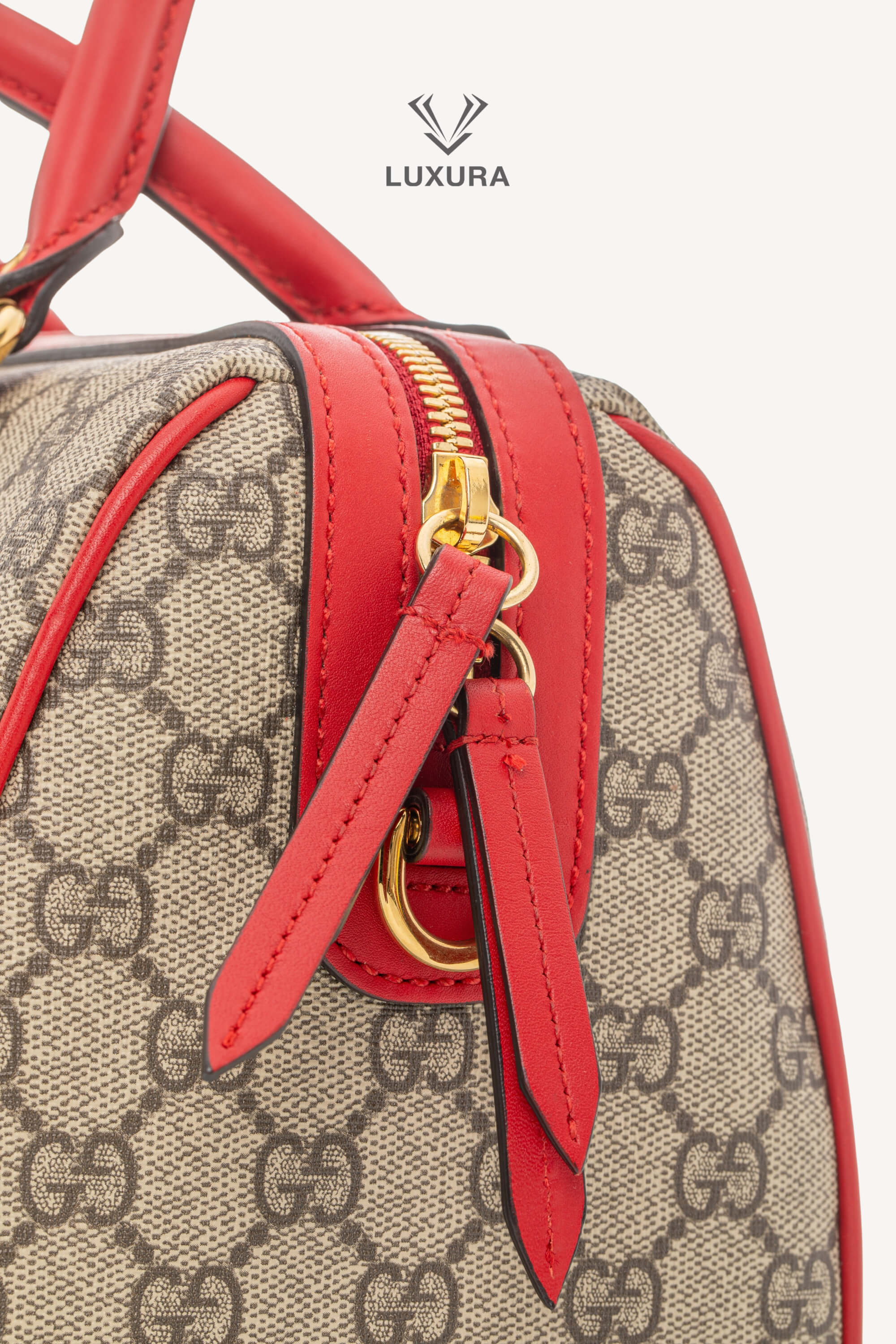 <span style="font-size: 10px;letter-spacing: .15em">BEST DEAL</span><br> <strong>GUCCI</strong><br> <div style="margin-top:10px;font-size:16px">GG Supreme Monogram Kingsnake Heart Embroidered Small Boston Red</div><br> - Image 15