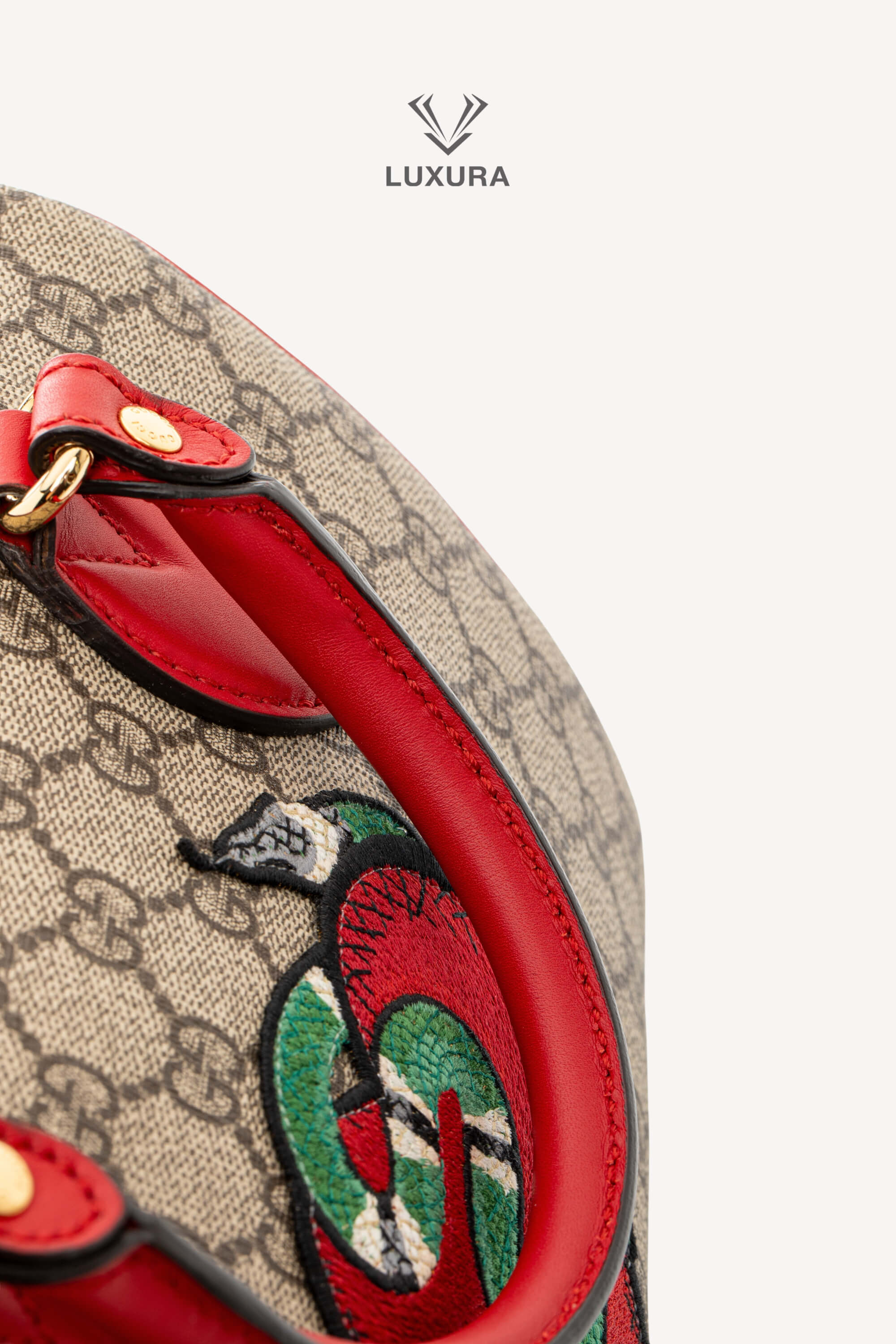 <span style="font-size: 10px;letter-spacing: .15em">BEST DEAL</span><br> <strong>GUCCI</strong><br> <div style="margin-top:10px;font-size:16px">GG Supreme Monogram Kingsnake Heart Embroidered Small Boston Red</div><br> - Image 18