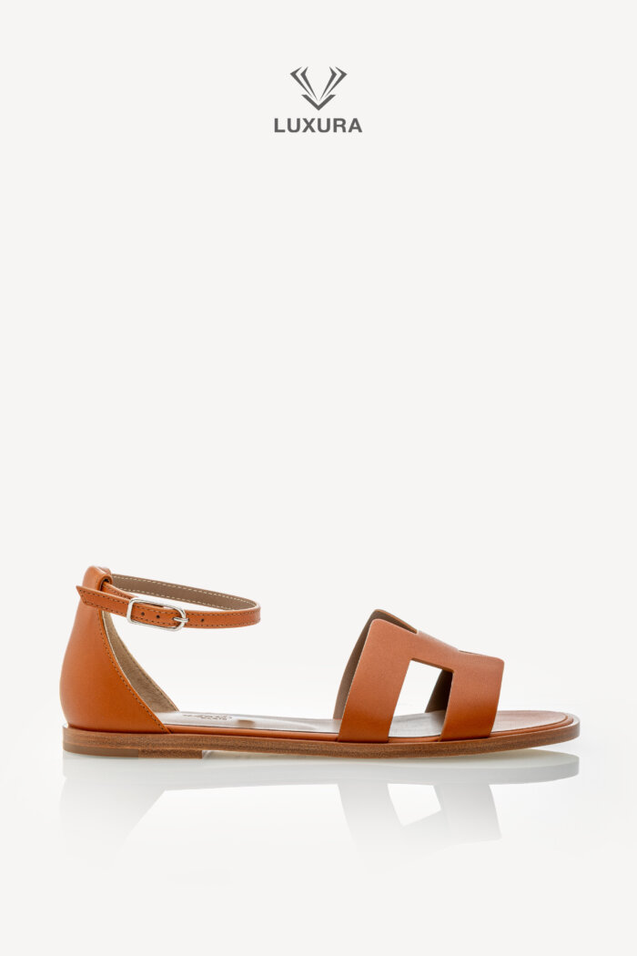 <span style="font-size: 10px;letter-spacing: .15em">HARD TO FIND</span><br>            <strong>HERMES</strong><br>            <div style="margin-top:10px;font-size:16px">Calfskin Santorini Sandals Naturel 36.5</div><br>