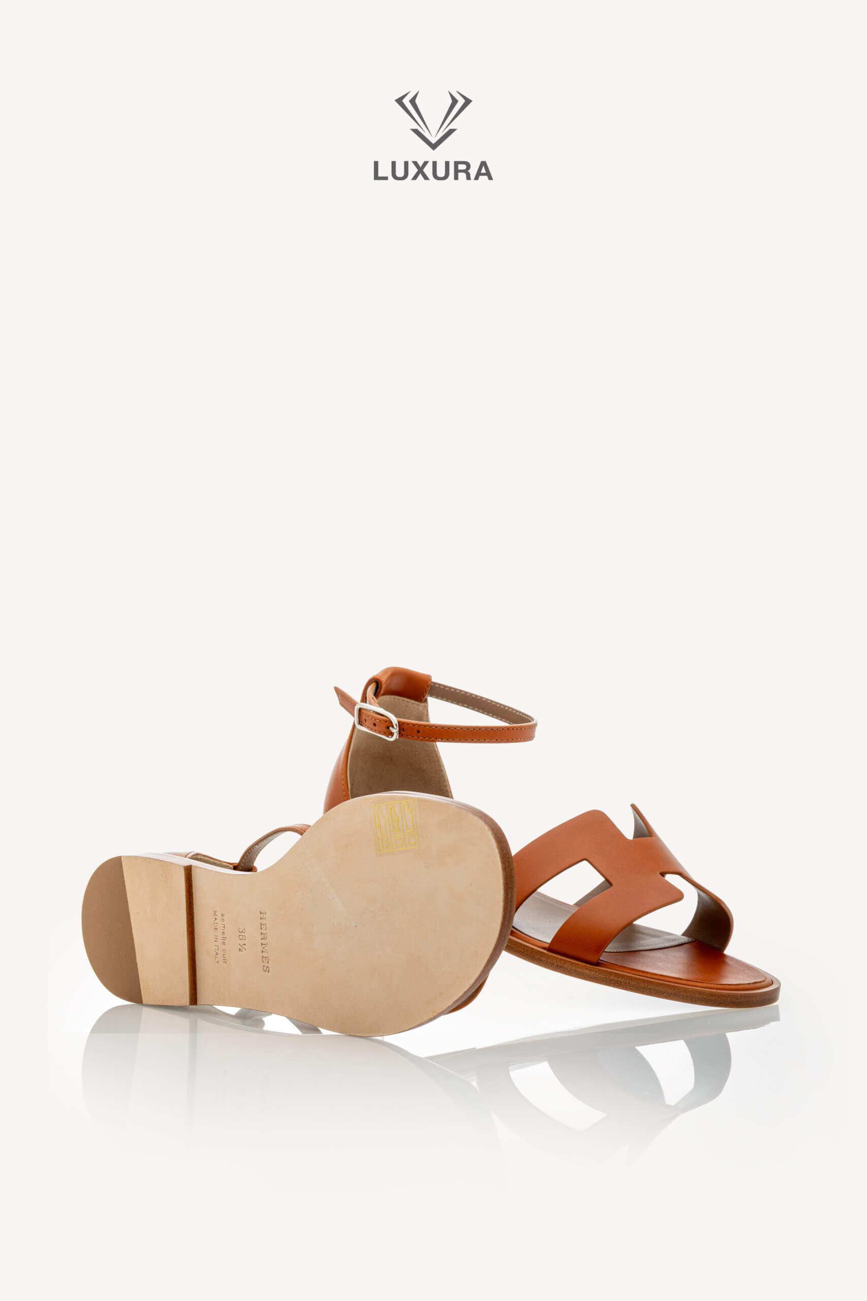 <span style="font-size: 10px;letter-spacing: .15em">HARD TO FIND</span><br>            <strong>HERMES</strong><br>            <div style="margin-top:10px;font-size:16px">Calfskin Santorini Sandals Naturel 36.5</div><br> - Image 21