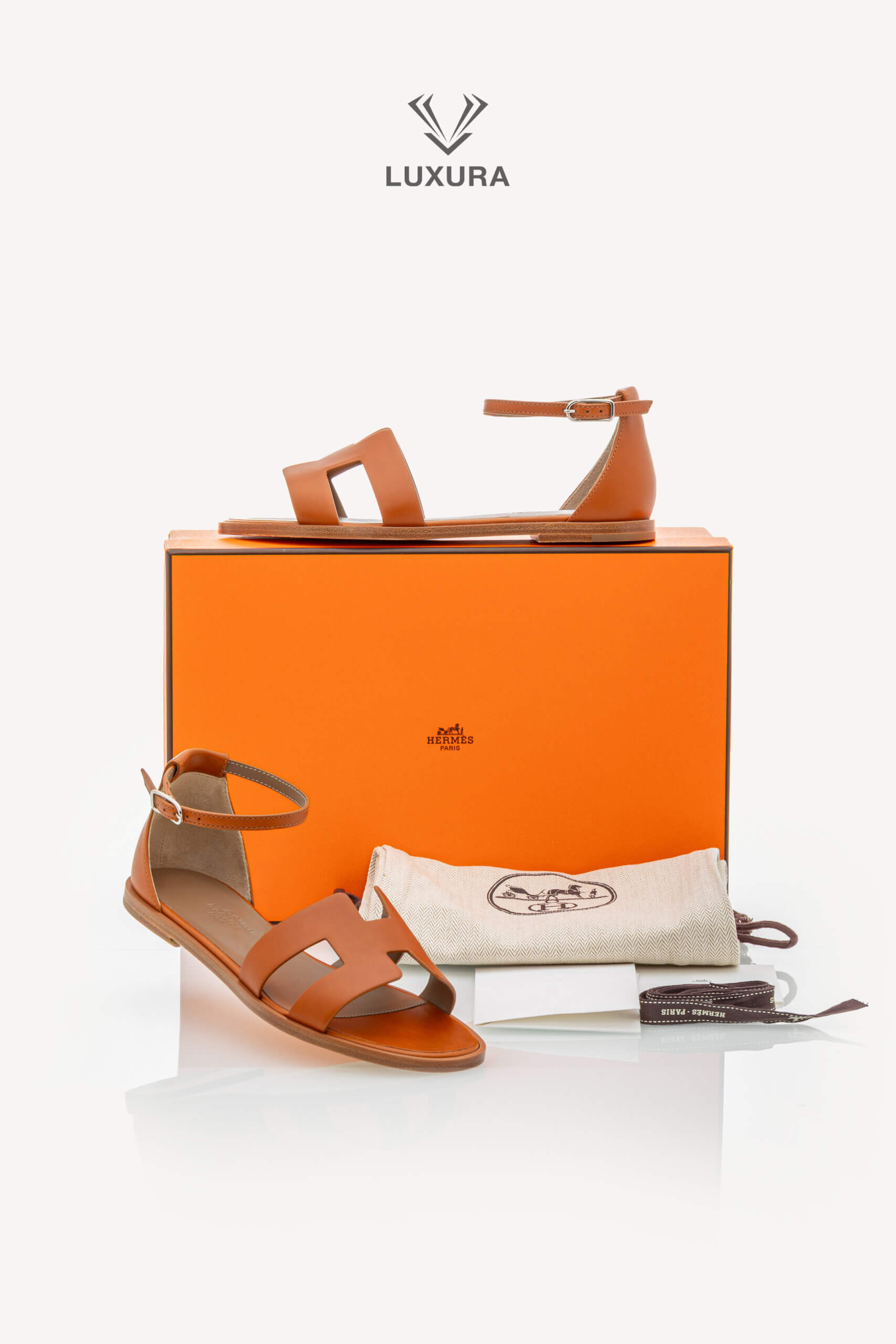 <span style="font-size: 10px;letter-spacing: .15em">HARD TO FIND</span><br>            <strong>HERMES</strong><br>            <div style="margin-top:10px;font-size:16px">Calfskin Santorini Sandals Naturel 36.5</div><br> - Image 2