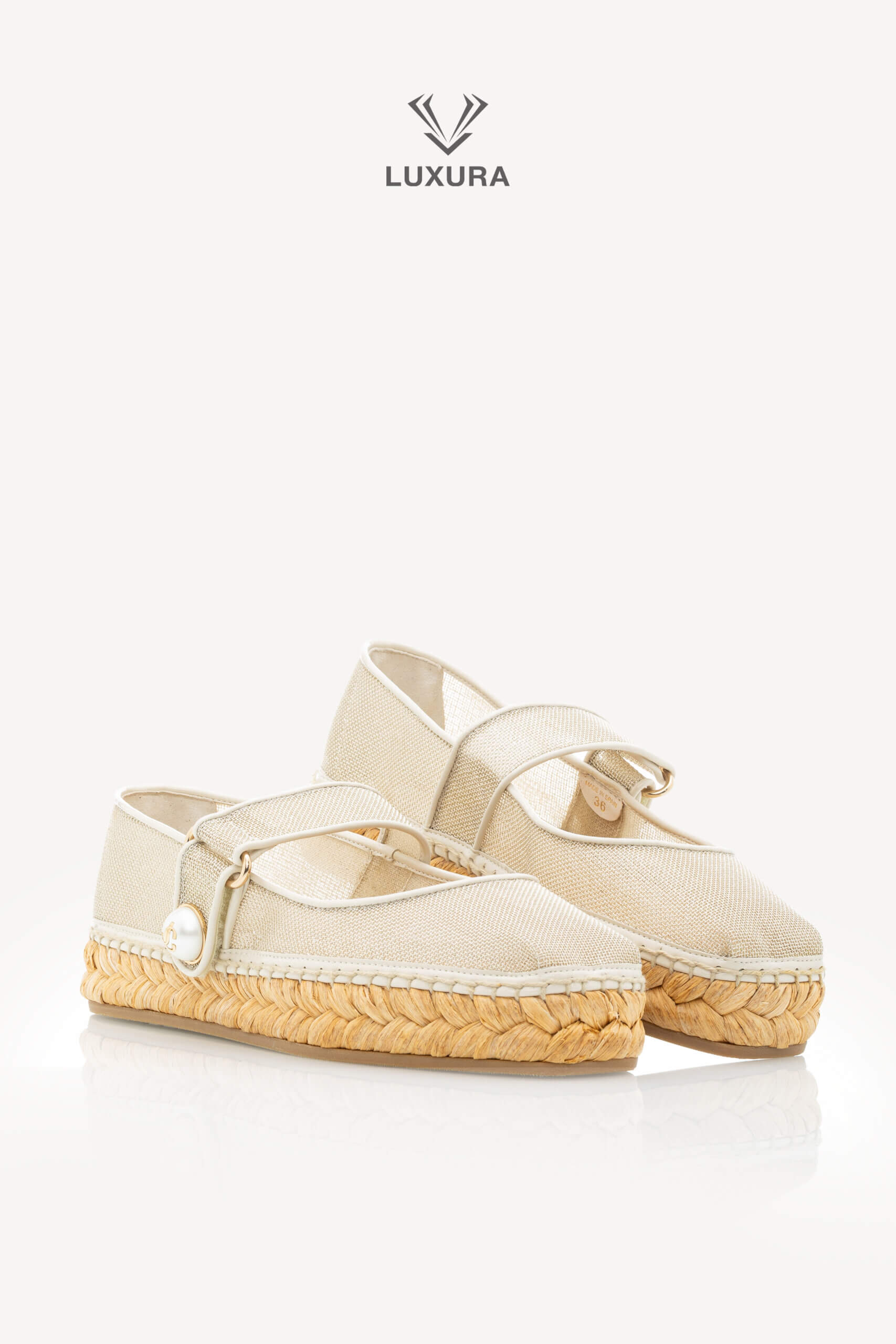<span style="font-size: 10px;letter-spacing: .15em">HARD TO FIND</span><br> <strong>JIMMY CHOO</strong><br> <div style="margin-top:10px;font-size:16px">Fayence Espadrilles 36</div><br> - Image 3