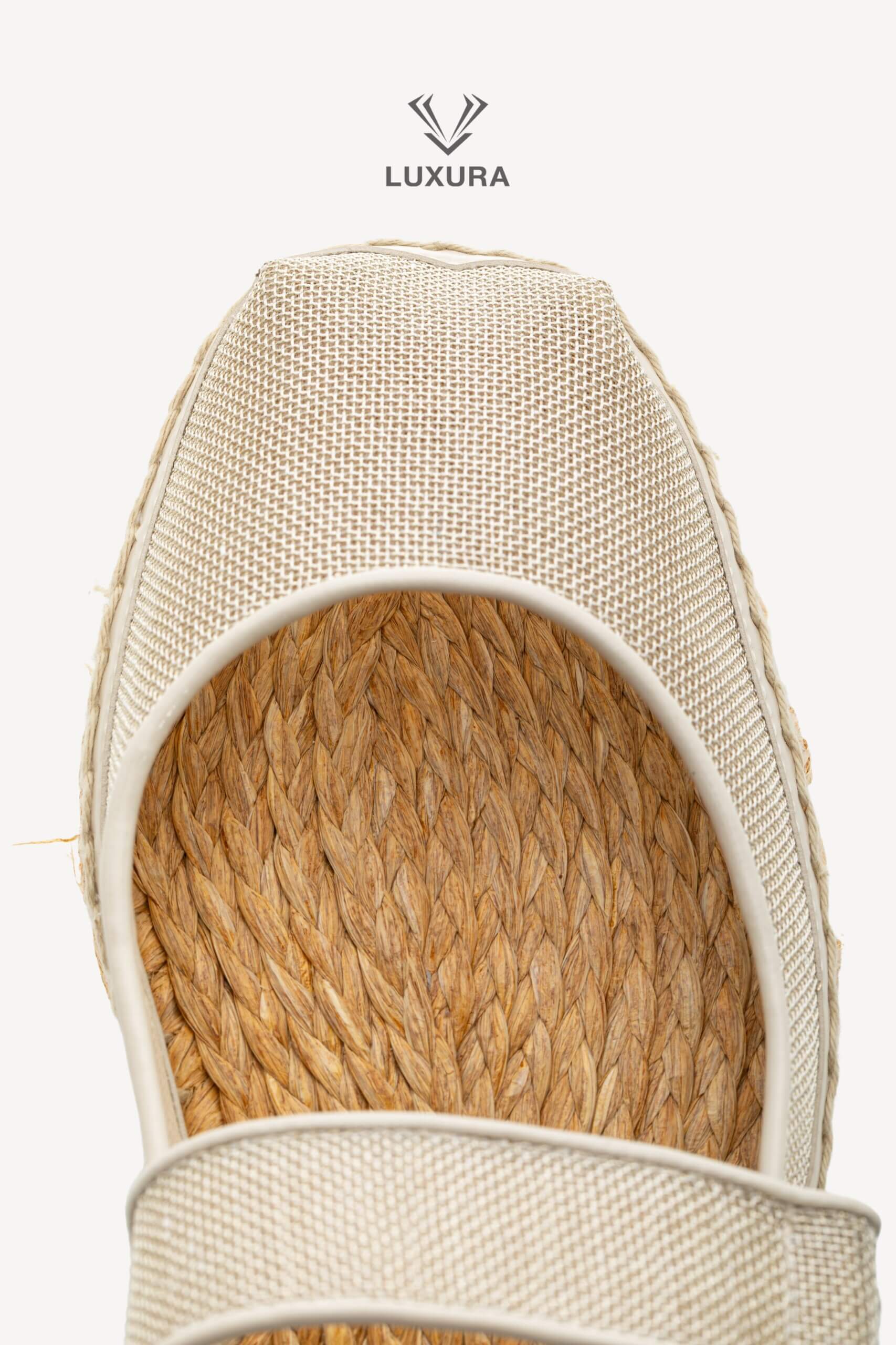 <span style="font-size: 10px;letter-spacing: .15em">HARD TO FIND</span><br> <strong>JIMMY CHOO</strong><br> <div style="margin-top:10px;font-size:16px">Fayence Espadrilles 36</div><br> - Image 15