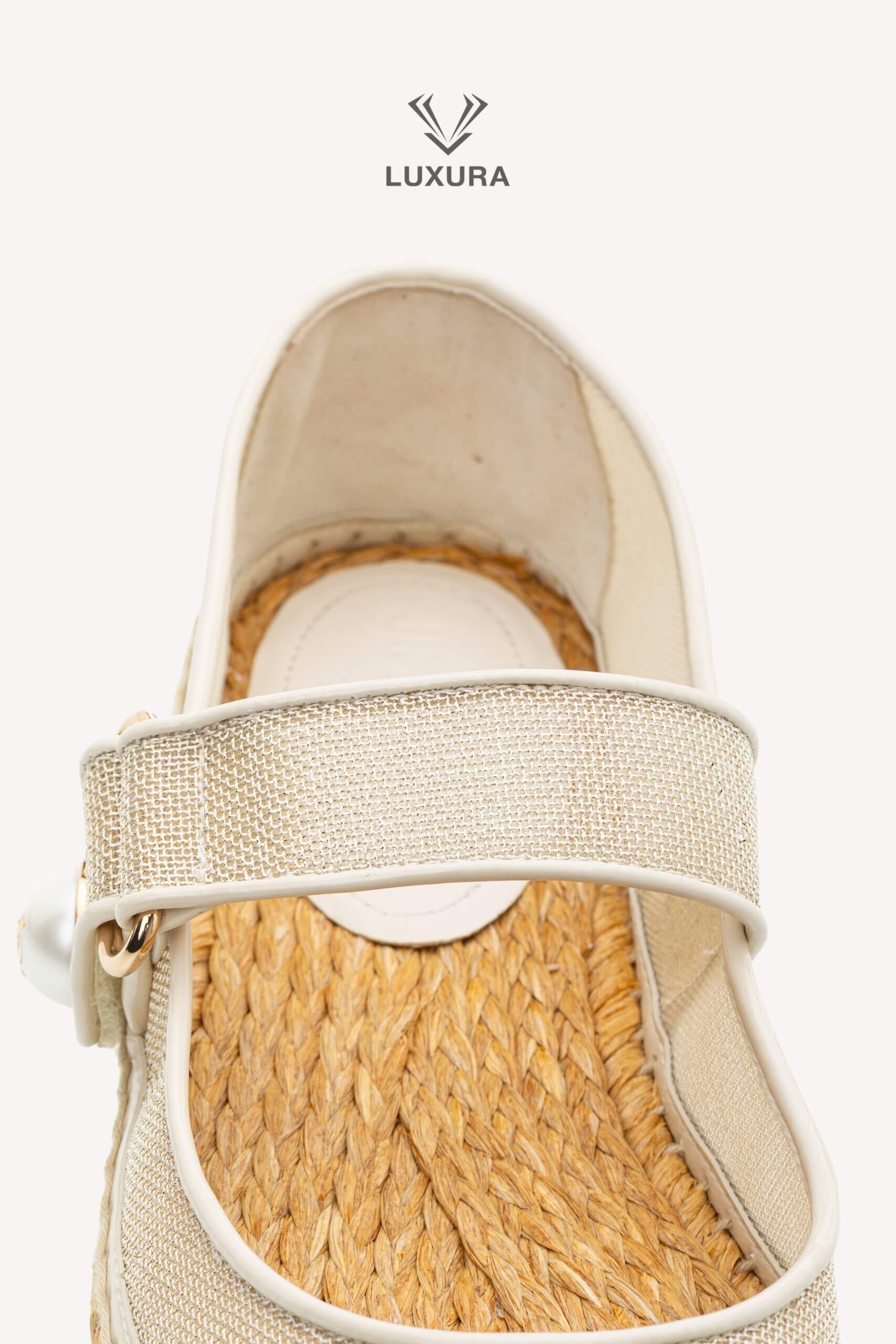 <span style="font-size: 10px;letter-spacing: .15em">HARD TO FIND</span><br> <strong>JIMMY CHOO</strong><br> <div style="margin-top:10px;font-size:16px">Fayence Espadrilles 36</div><br> - Image 16