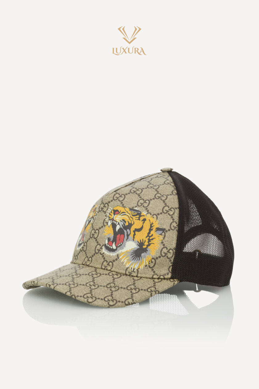 <span style="font-size: 10px; color: rgb(101, 101, 101);letter-spacing: .15em;">BEST DEAL</span><br><strong> GUCCI </strong><br><div style="margin-top:10px; font-size:16px;">GG Supreme Monogram Tiger Print Basseball Hat Beige</div><br>