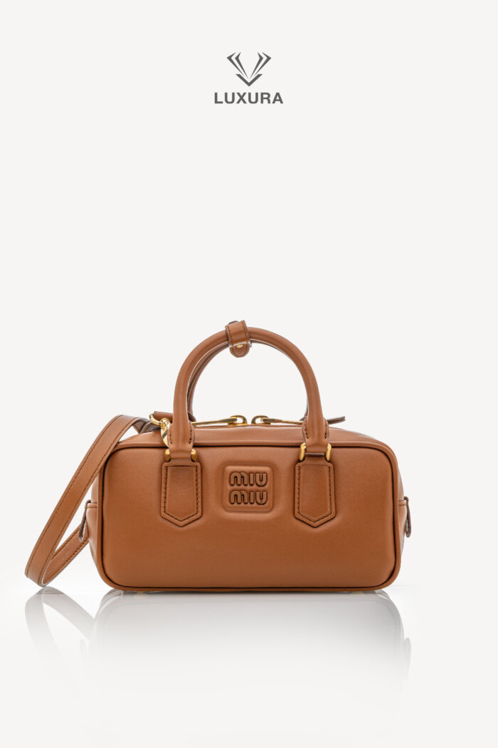 <span style="font-size: 10px;letter-spacing: .15em">IN TRENDING</span><br>            <strong>MIU MIU</strong><br>            <div style="margin-top:10px;font-size:16px">Calfskin Small Arcadie Top Handle Cognac</div><br>