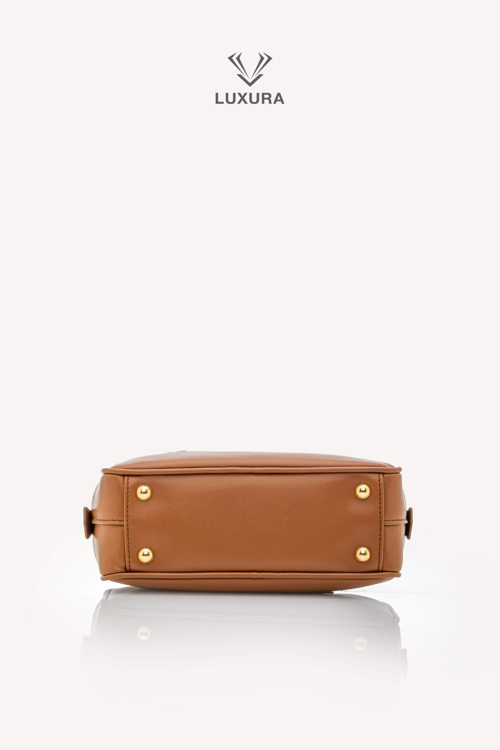 <span style="font-size: 10px;letter-spacing: .15em">IN TRENDING</span><br>            <strong>MIU MIU</strong><br>            <div style="margin-top:10px;font-size:16px">Calfskin Small Arcadie Top Handle Cognac</div><br> - Image 25