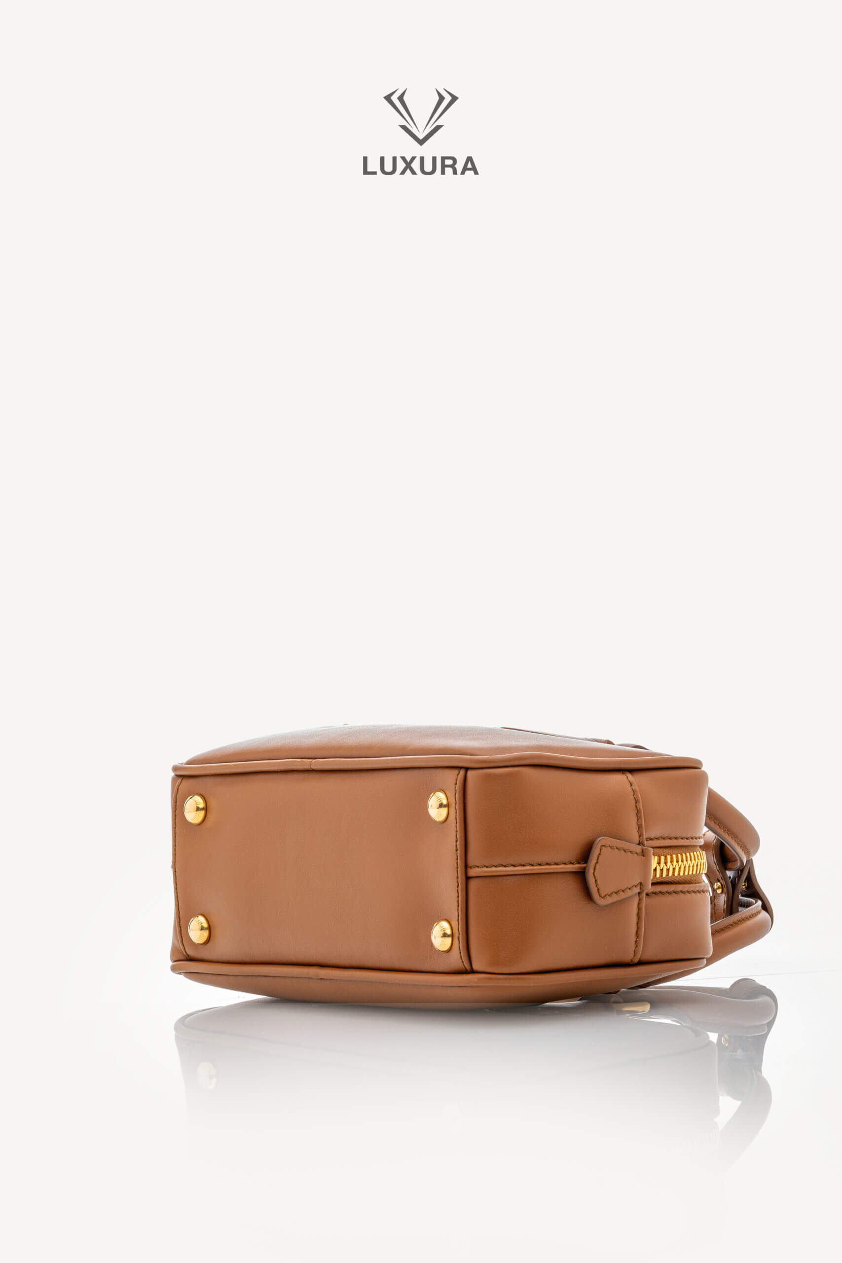 <span style="font-size: 10px;letter-spacing: .15em">IN TRENDING</span><br>            <strong>MIU MIU</strong><br>            <div style="margin-top:10px;font-size:16px">Calfskin Small Arcadie Top Handle Cognac</div><br> - Image 26
