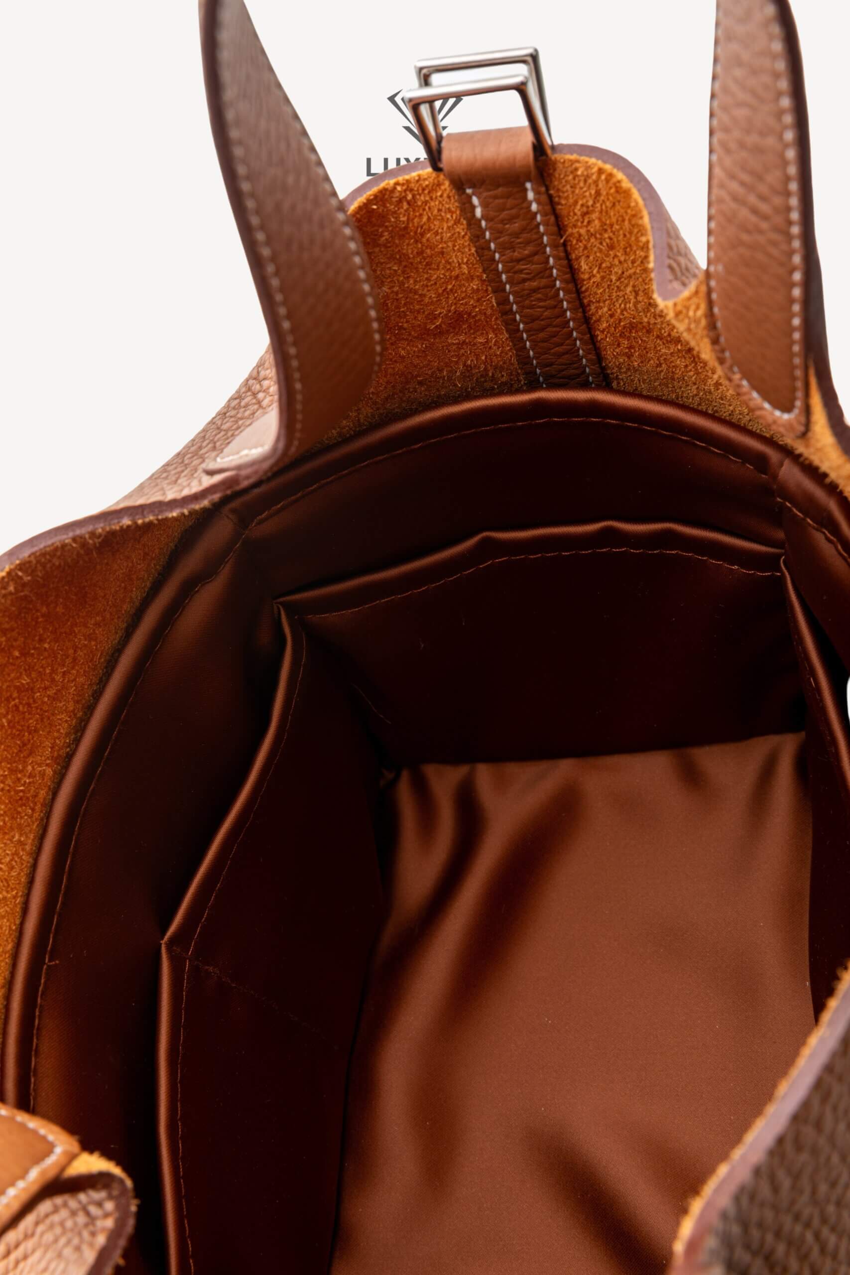 <span style="font-size: 10px;letter-spacing: .15em">HARD TO FIND</span><br>            <strong>HERMES</strong><br>            <div style="margin-top:10px;font-size:16px">Taurillon Clemence Picotin Lock 18 PM Gold Palladium Hardware</div><br> - Image 14