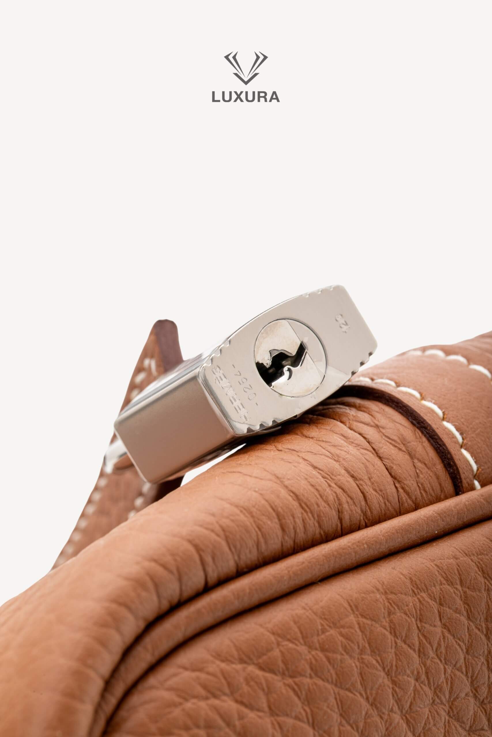 <span style="font-size: 10px;letter-spacing: .15em">HARD TO FIND</span><br>            <strong>HERMES</strong><br>            <div style="margin-top:10px;font-size:16px">Taurillon Clemence Picotin Lock 18 PM Gold Palladium Hardware</div><br> - Image 17