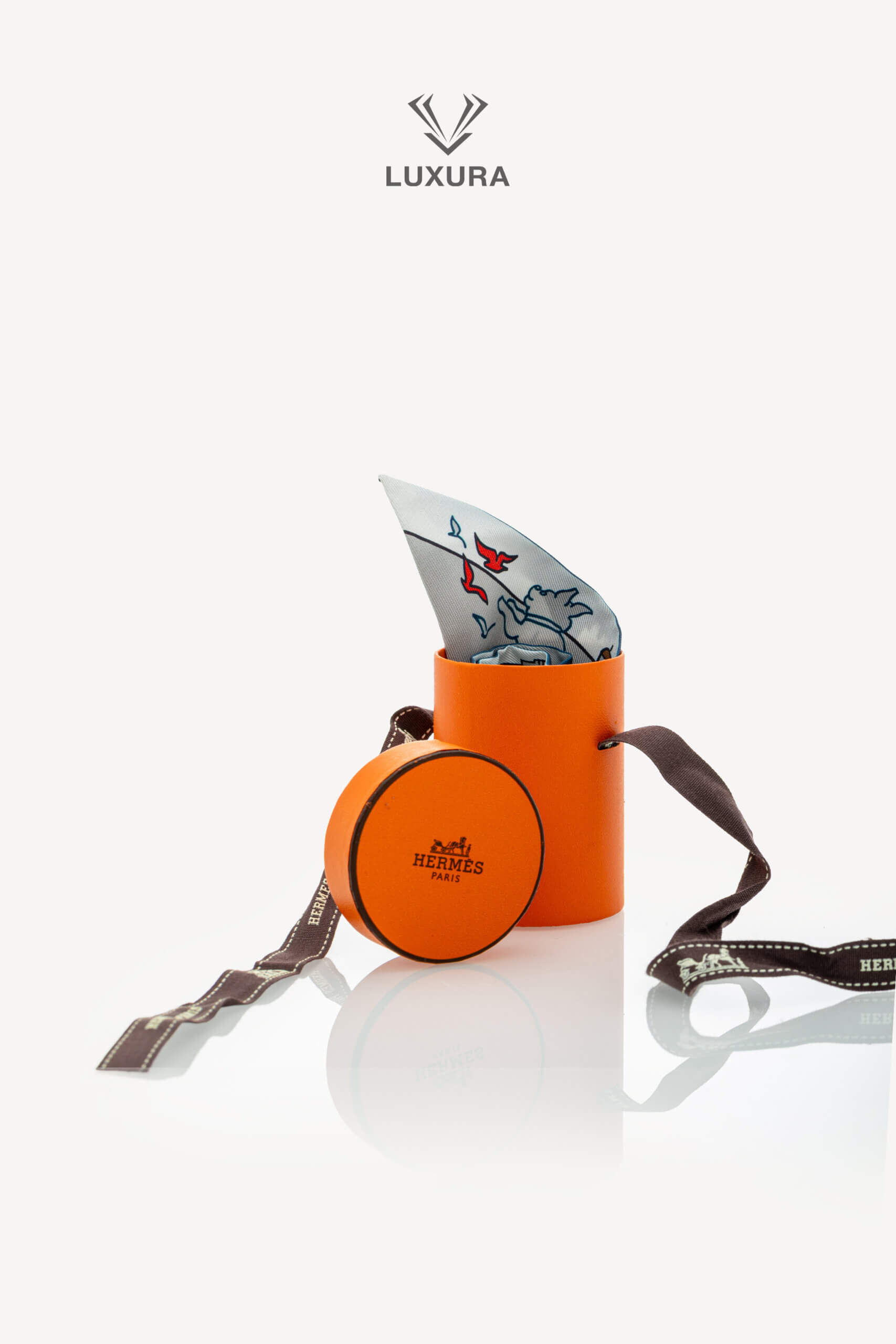 <span style="font-size: 10px;letter-spacing: .15em">HARD TO FIND</span><br>            <strong>HERMES</strong><br>            <div style="margin-top:10px;font-size:16px">Silk Les Chiens Parisiens Twilly Gris Perle Bleu Jeune</div><br> - Image 11