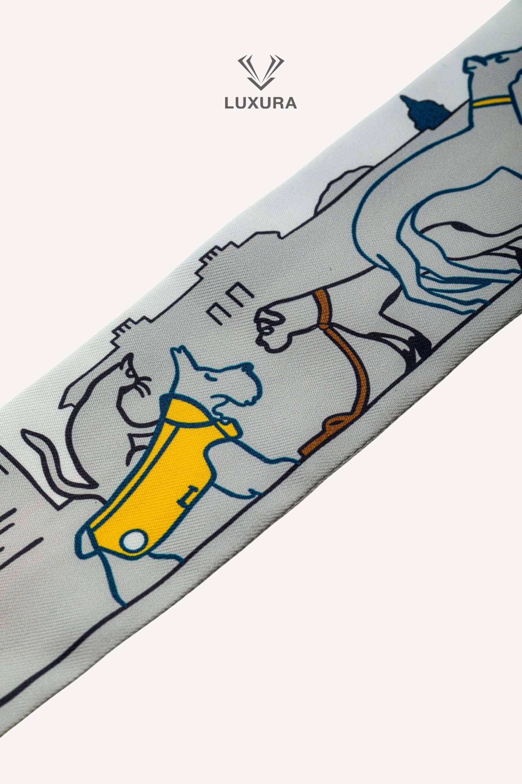 <span style="font-size: 10px;letter-spacing: .15em">HARD TO FIND</span><br>            <strong>HERMES</strong><br>            <div style="margin-top:10px;font-size:16px">Silk Les Chiens Parisiens Twilly Gris Perle Bleu Jeune</div><br> - Image 5