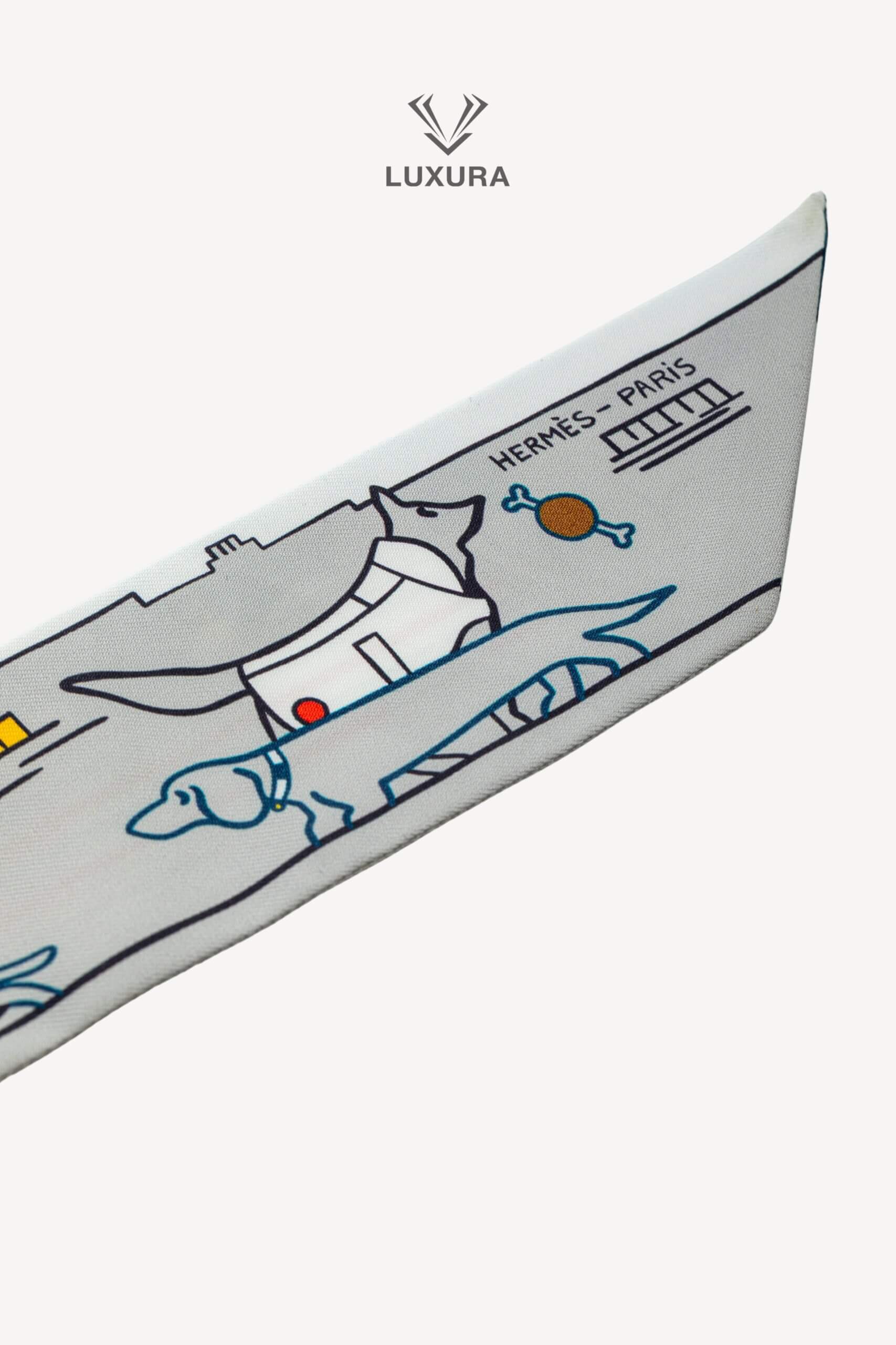 <span style="font-size: 10px;letter-spacing: .15em">HARD TO FIND</span><br>            <strong>HERMES</strong><br>            <div style="margin-top:10px;font-size:16px">Silk Les Chiens Parisiens Twilly Gris Perle Bleu Jeune</div><br> - Image 4