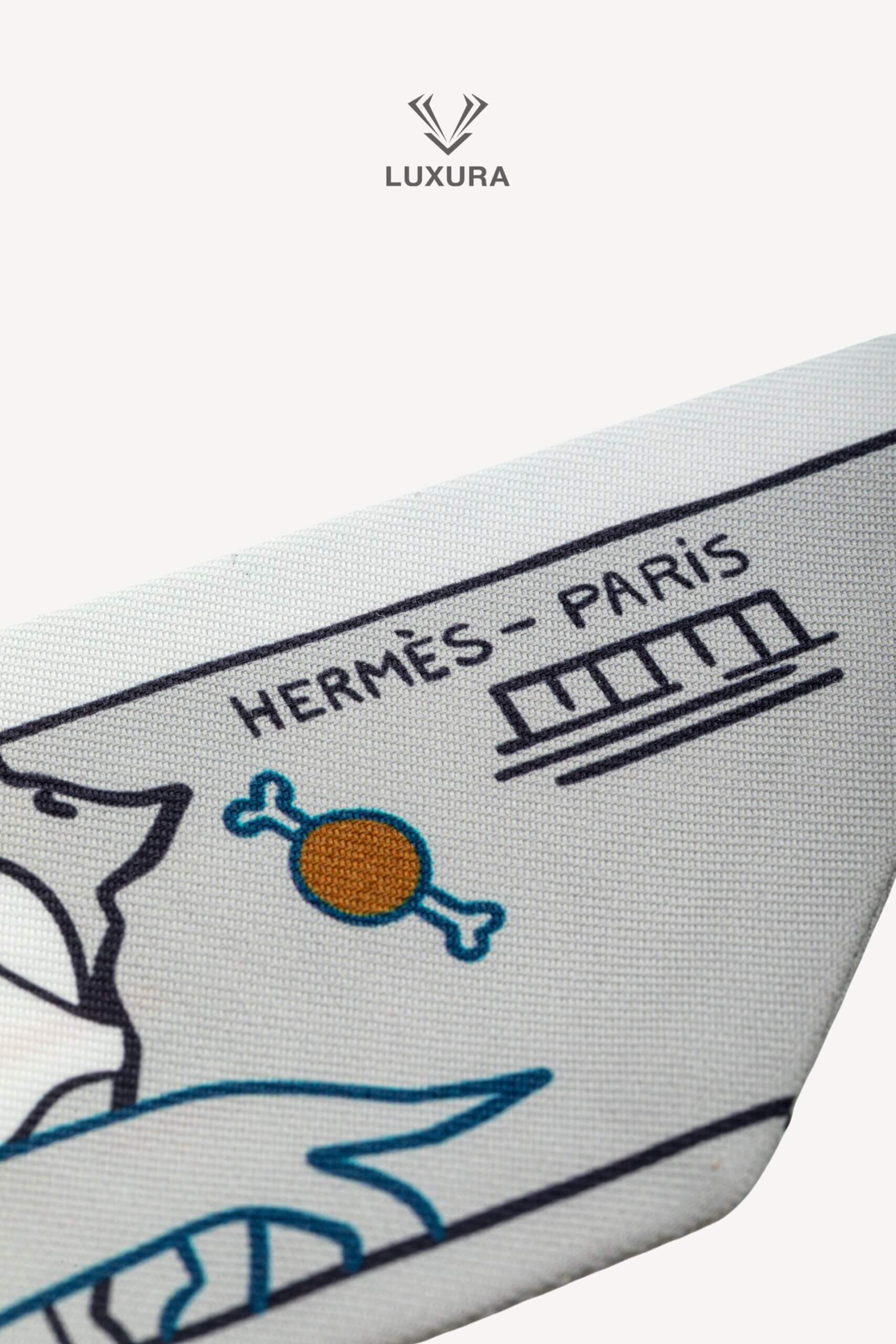 <span style="font-size: 10px;letter-spacing: .15em">HARD TO FIND</span><br>            <strong>HERMES</strong><br>            <div style="margin-top:10px;font-size:16px">Silk Les Chiens Parisiens Twilly Gris Perle Bleu Jeune</div><br> - Image 8
