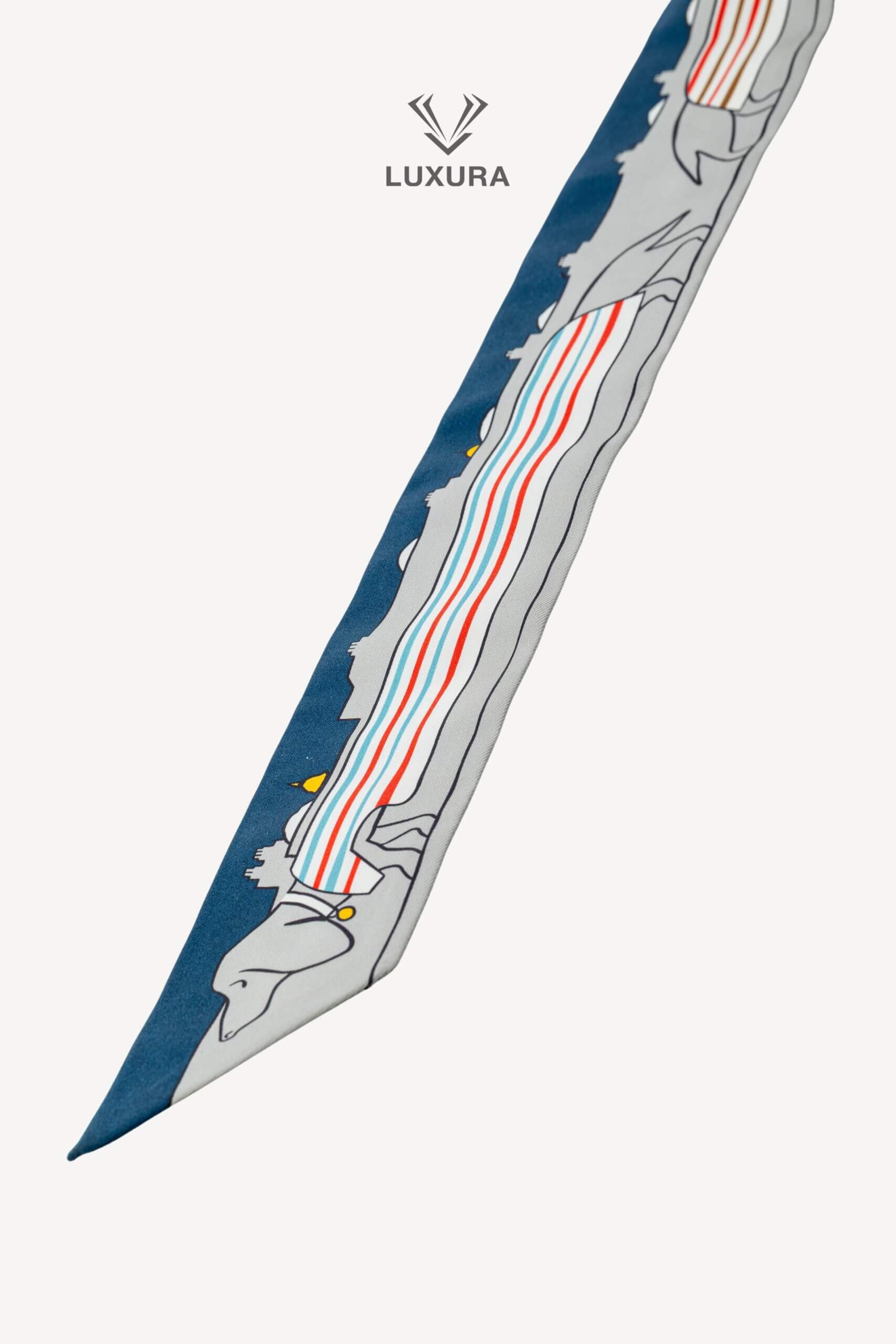 <span style="font-size: 10px;letter-spacing: .15em">HARD TO FIND</span><br>            <strong>HERMES</strong><br>            <div style="margin-top:10px;font-size:16px">Silk Les Chiens Parisiens Twilly Gris Perle Bleu Jeune</div><br> - Image 7