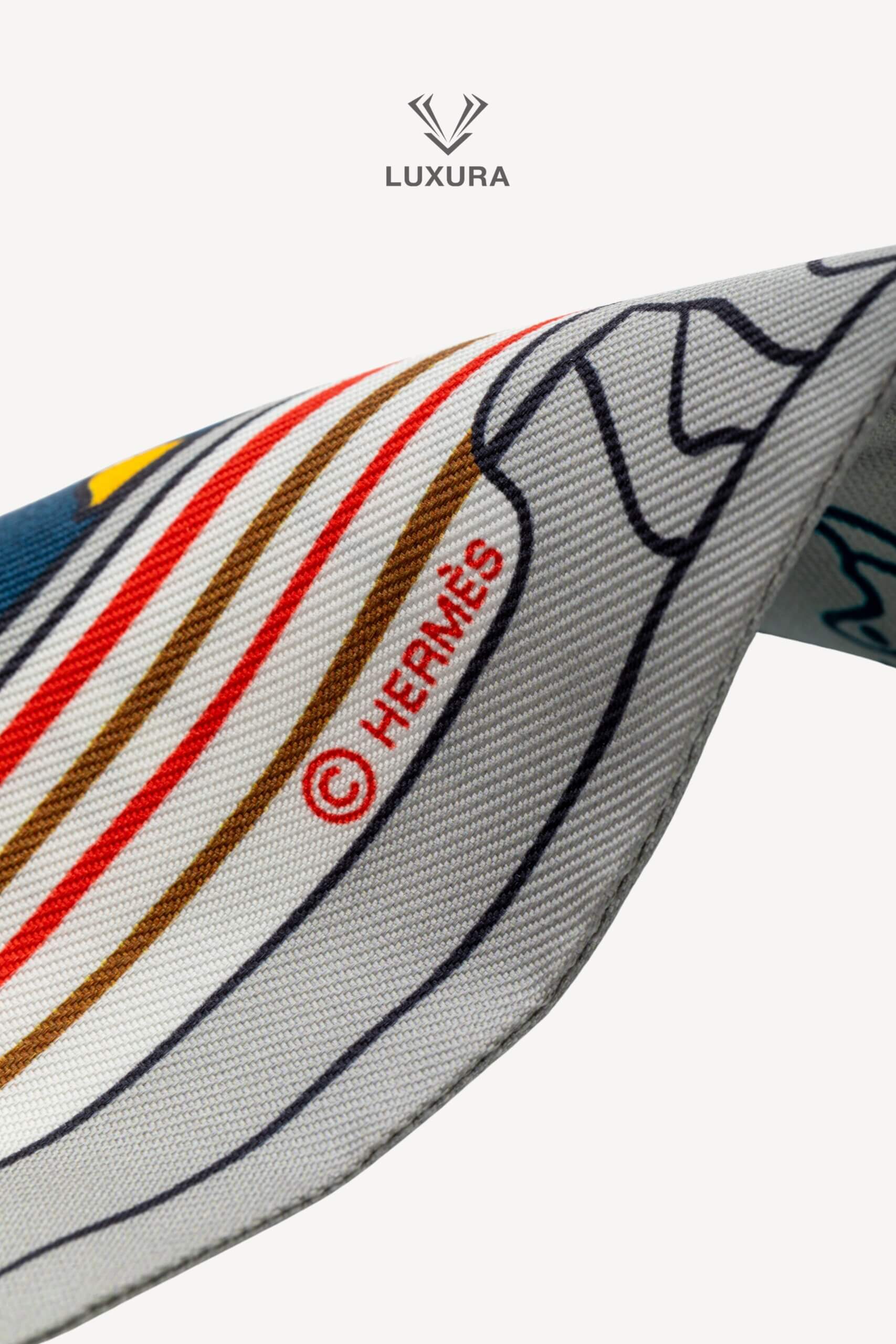 <span style="font-size: 10px;letter-spacing: .15em">HARD TO FIND</span><br>            <strong>HERMES</strong><br>            <div style="margin-top:10px;font-size:16px">Silk Les Chiens Parisiens Twilly Gris Perle Bleu Jeune</div><br> - Image 9