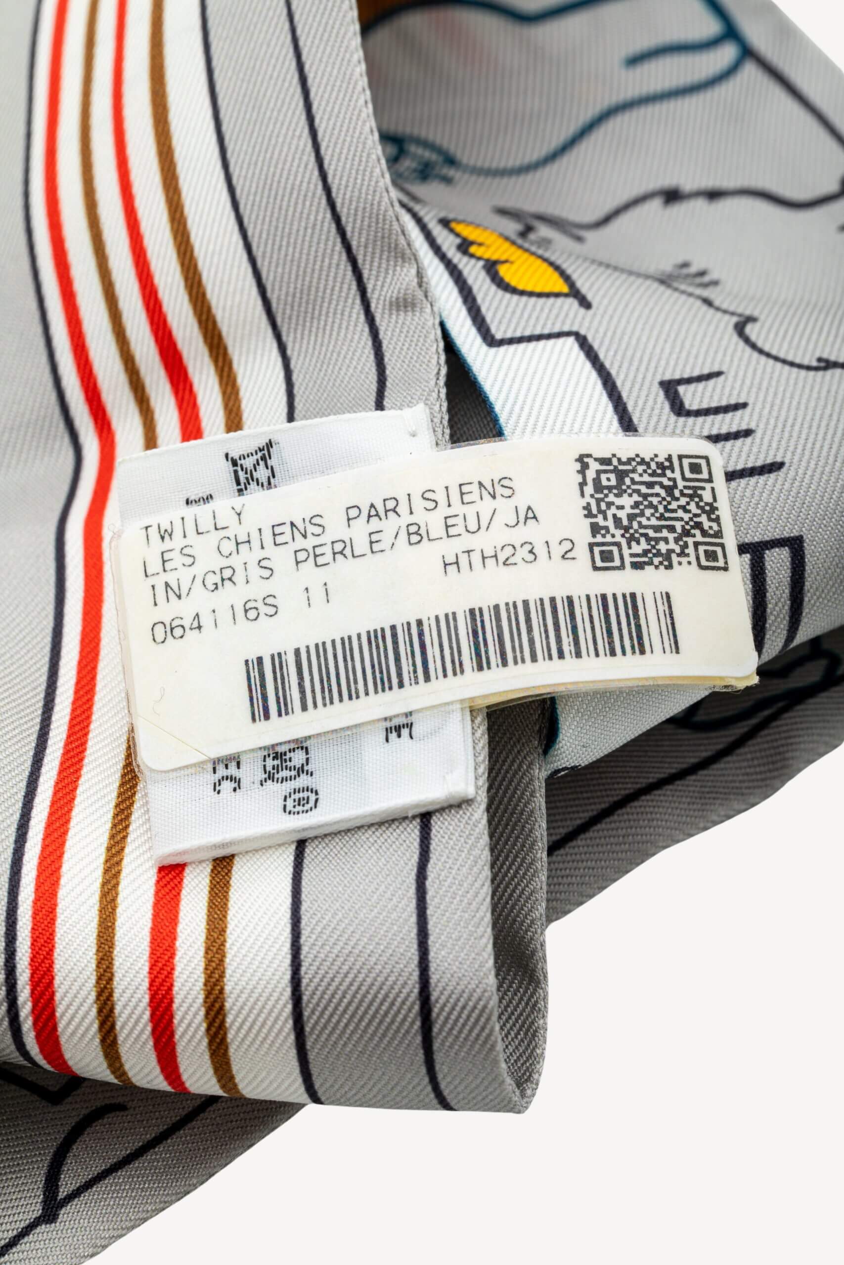 <span style="font-size: 10px;letter-spacing: .15em">HARD TO FIND</span><br>            <strong>HERMES</strong><br>            <div style="margin-top:10px;font-size:16px">Silk Les Chiens Parisiens Twilly Gris Perle Bleu Jeune</div><br> - Image 10