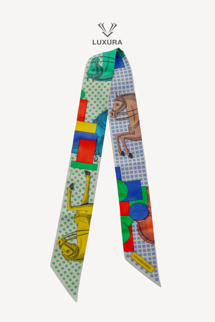 <span style="font-size: 10px;letter-spacing: .15em">IN TRENDING</span><br>            <strong>HERMES</strong><br>            <div style="margin-top:10px;font-size:16px">Twilly The Shapely Cavalier White /Green/ Multicoloured</div><br>