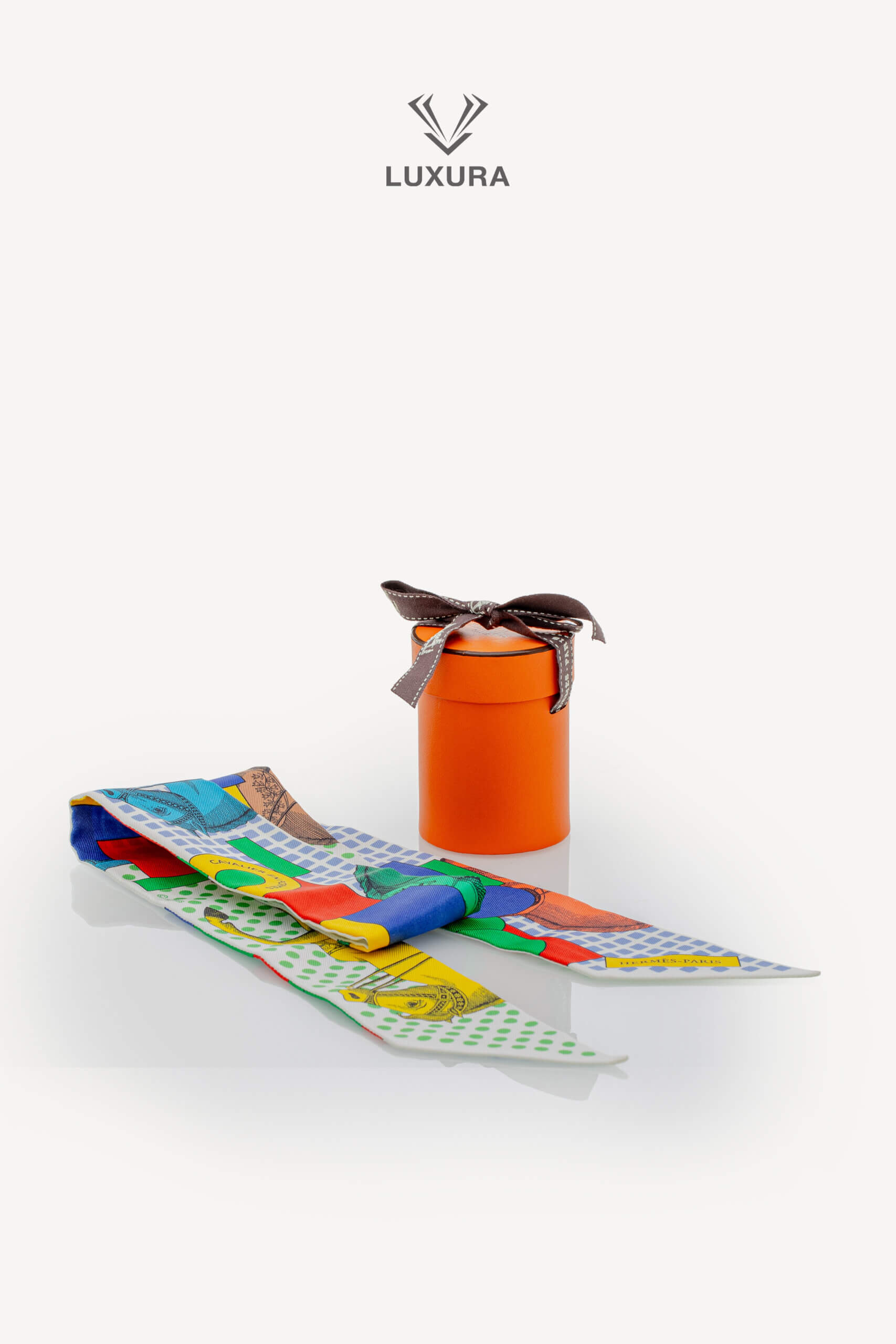 <span style="font-size: 10px;letter-spacing: .15em">IN TRENDING</span><br> <strong>HERMES</strong><br> <div style="margin-top:10px;font-size:16px">Twilly The Shapely Cavalier White /Green/ Multicoloured</div><br> - Image 2