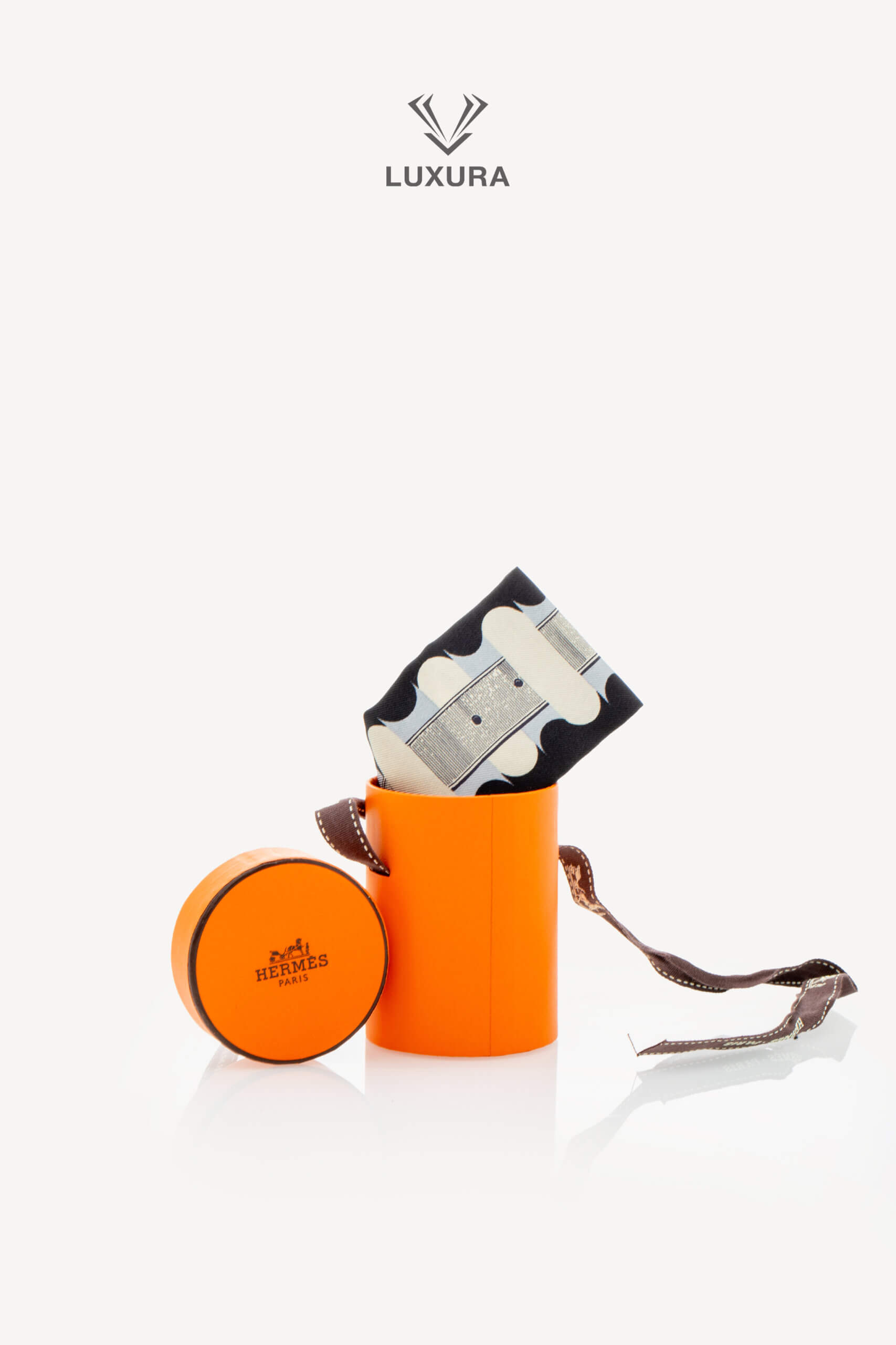 <span style="font-size: 10px;letter-spacing: .15em">HARD TO FIND</span><br>            <strong>HERMES</strong><br>            <div style="margin-top:10px;font-size:16px">Silk Inventaire Poetique De Brides A Bloc Twilly Noir/ Gris/ Creme</div><br> - Image 2