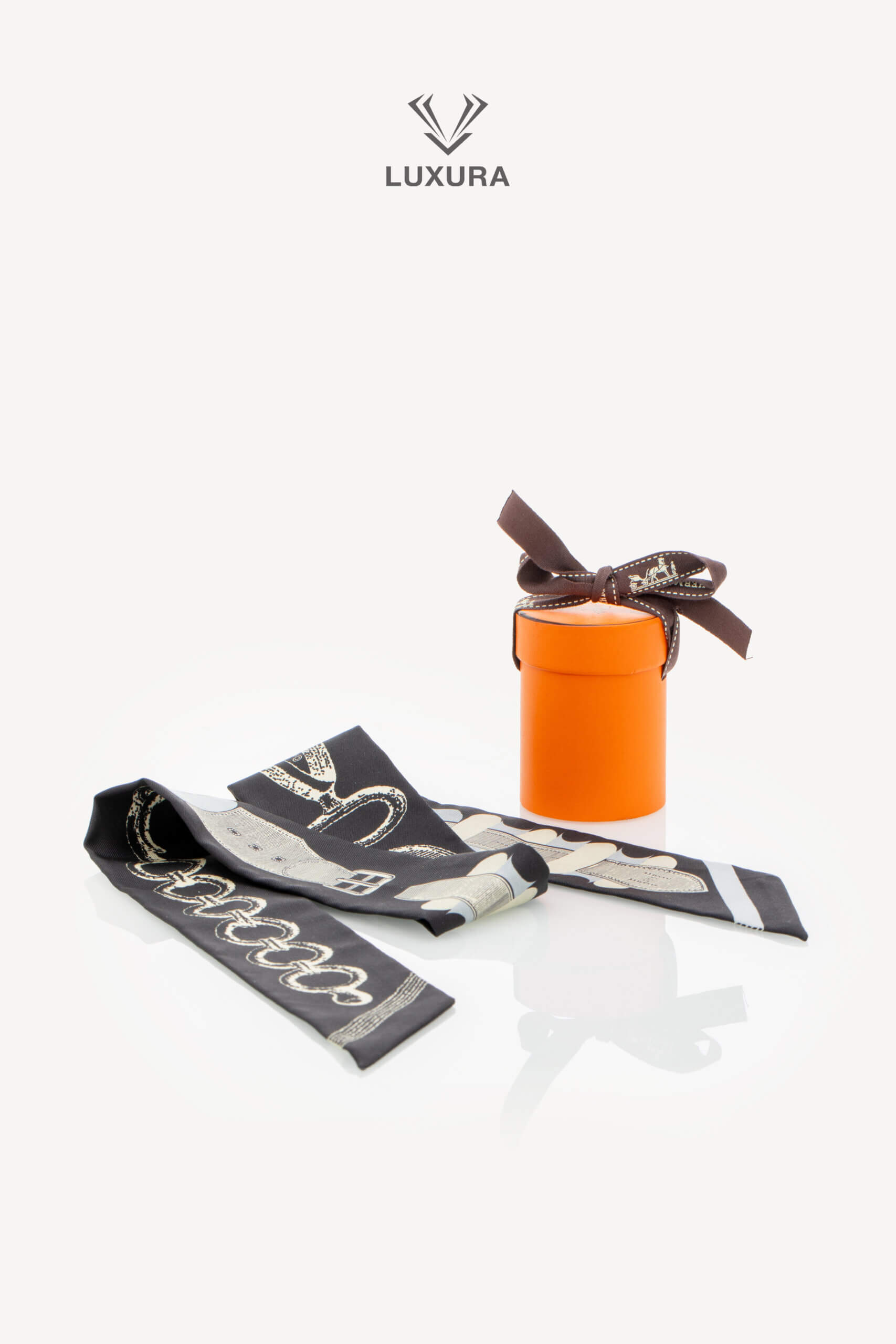 <span style="font-size: 10px;letter-spacing: .15em">HARD TO FIND</span><br>            <strong>HERMES</strong><br>            <div style="margin-top:10px;font-size:16px">Silk Inventaire Poetique De Brides A Bloc Twilly Noir/ Gris/ Creme</div><br> - Image 3