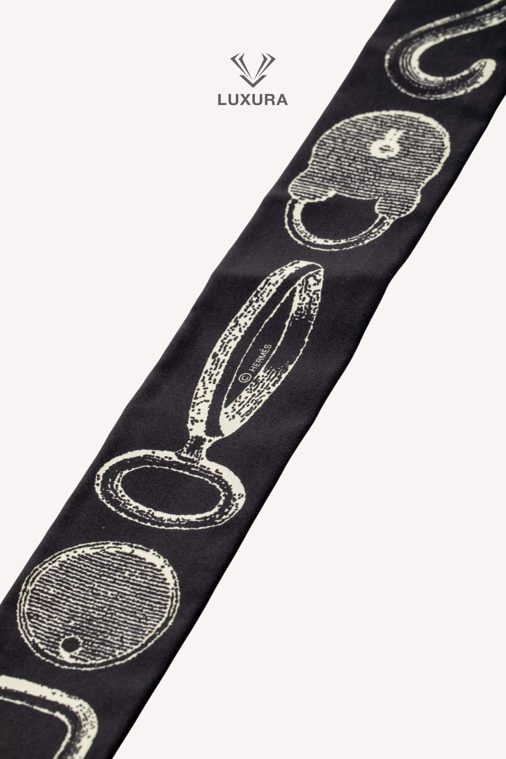 <span style="font-size: 10px;letter-spacing: .15em">HARD TO FIND</span><br>            <strong>HERMES</strong><br>            <div style="margin-top:10px;font-size:16px">Silk Inventaire Poetique De Brides A Bloc Twilly Noir/ Gris/ Creme</div><br> - Image 6