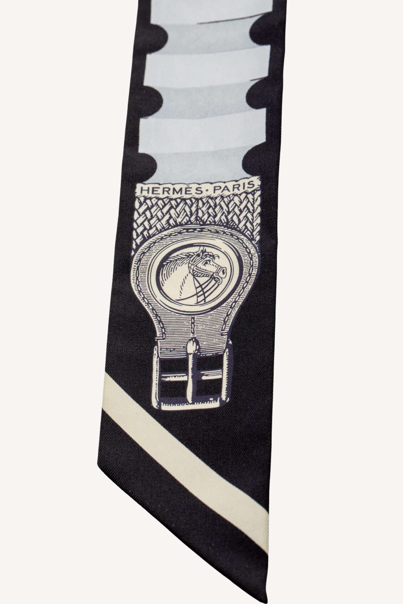 <span style="font-size: 10px;letter-spacing: .15em">HARD TO FIND</span><br>            <strong>HERMES</strong><br>            <div style="margin-top:10px;font-size:16px">Silk Inventaire Poetique De Brides A Bloc Twilly Noir/ Gris/ Creme</div><br> - Image 7