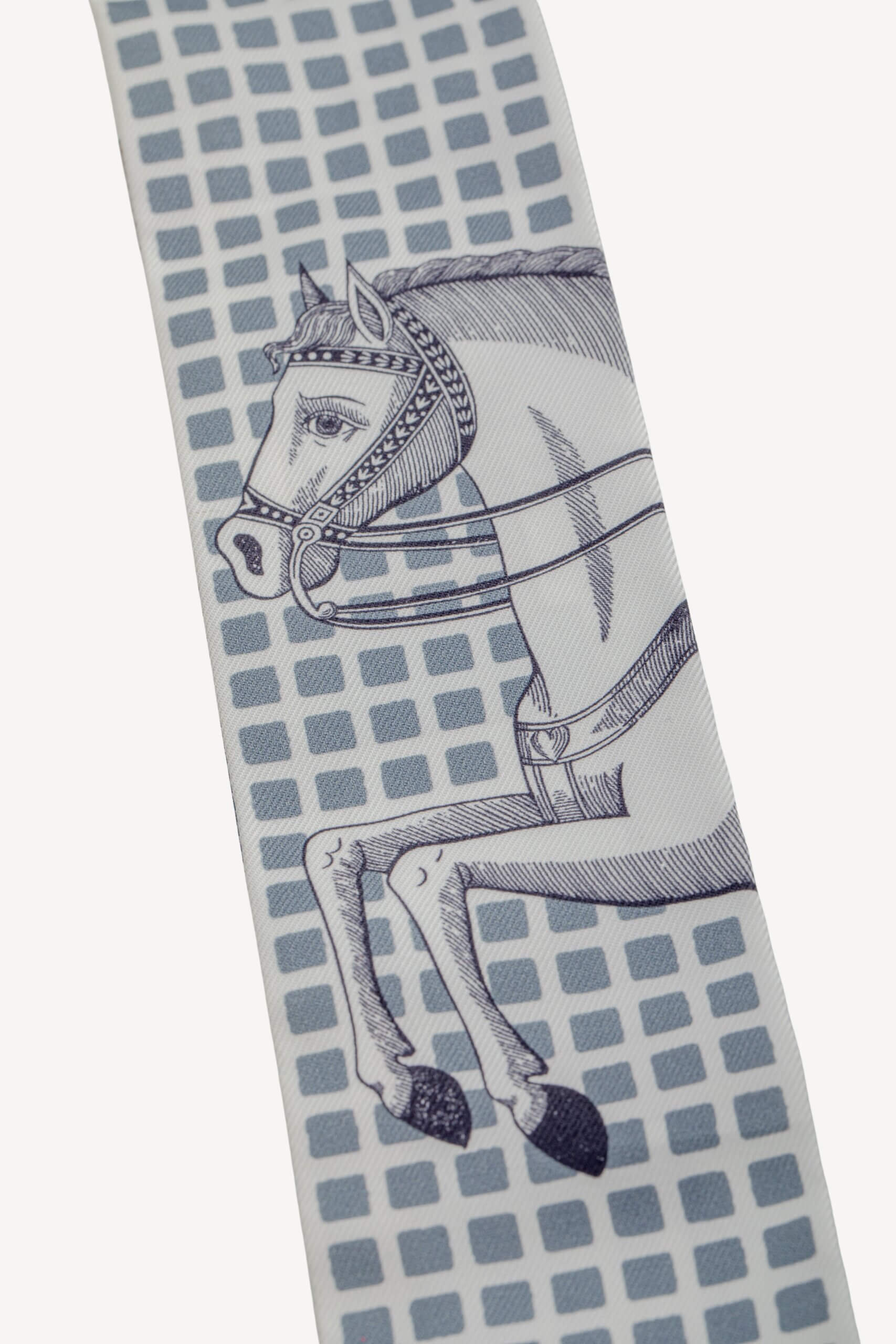 <span style="font-size: 10px;letter-spacing: .15em">HARD TO FIND</span><br>
            <strong>HERMES</strong><br>
            <div style="margin-top:10px;font-size:16px">Silk Cavalier En Formes Twilly Blanc Gris Brun</div><br> - Image 5