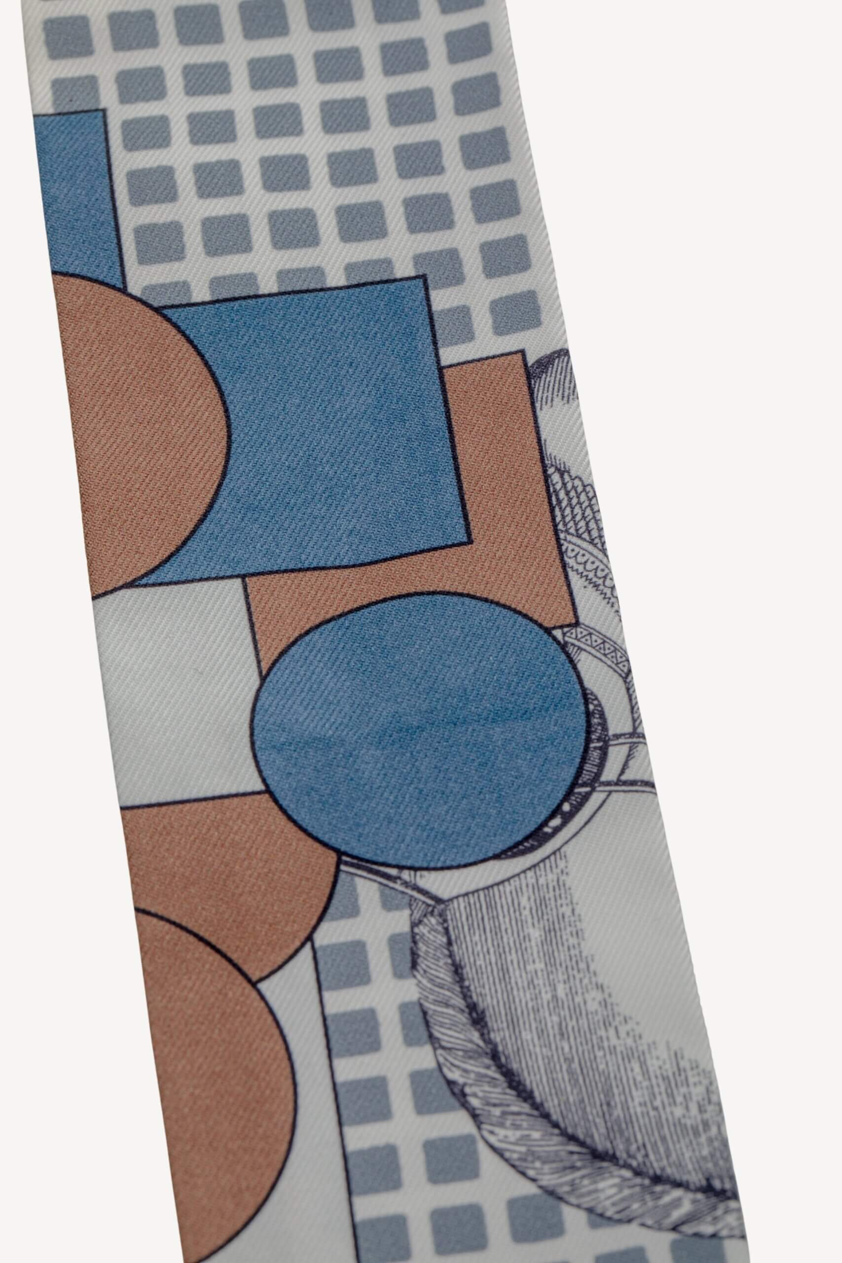 <span style="font-size: 10px;letter-spacing: .15em">HARD TO FIND</span><br>
            <strong>HERMES</strong><br>
            <div style="margin-top:10px;font-size:16px">Silk Cavalier En Formes Twilly Blanc Gris Brun</div><br> - Image 6