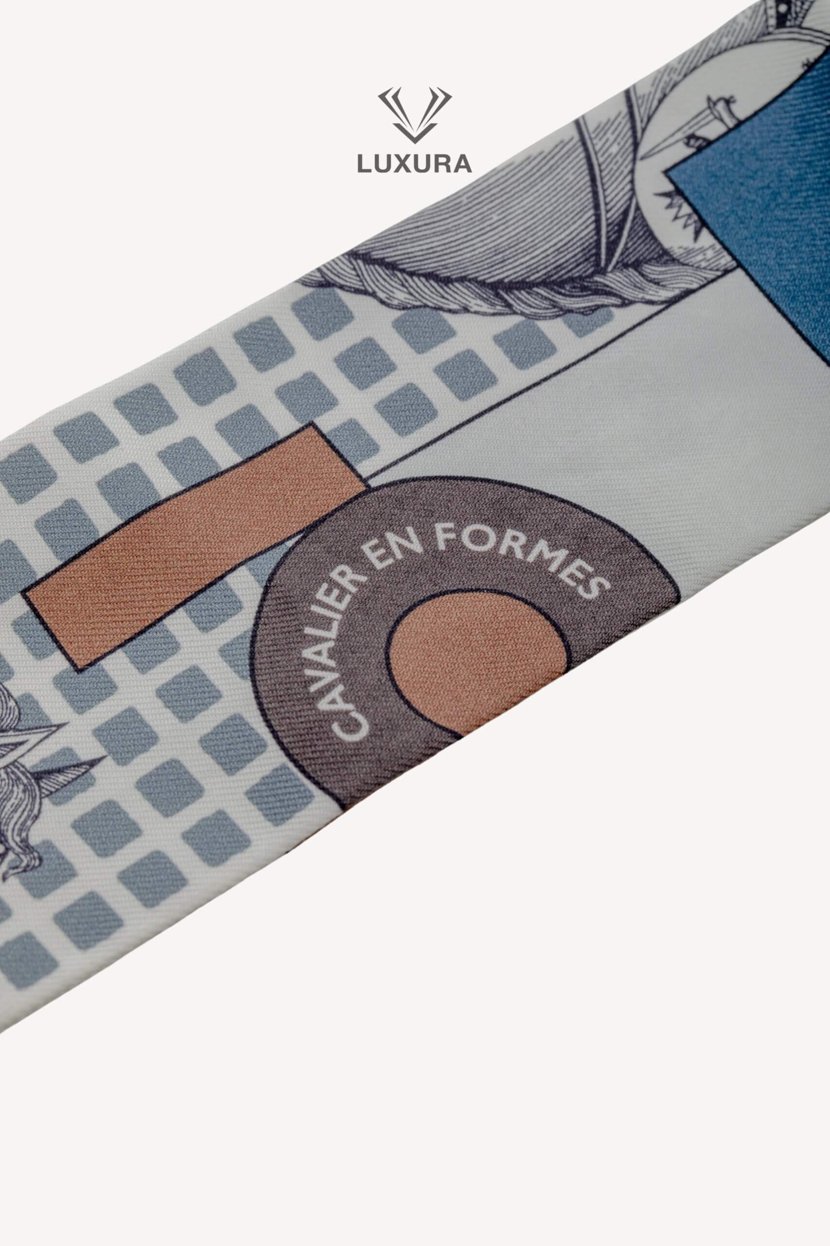 <span style="font-size: 10px;letter-spacing: .15em">HARD TO FIND</span><br>
            <strong>HERMES</strong><br>
            <div style="margin-top:10px;font-size:16px">Silk Cavalier En Formes Twilly Blanc Gris Brun</div><br> - Image 4