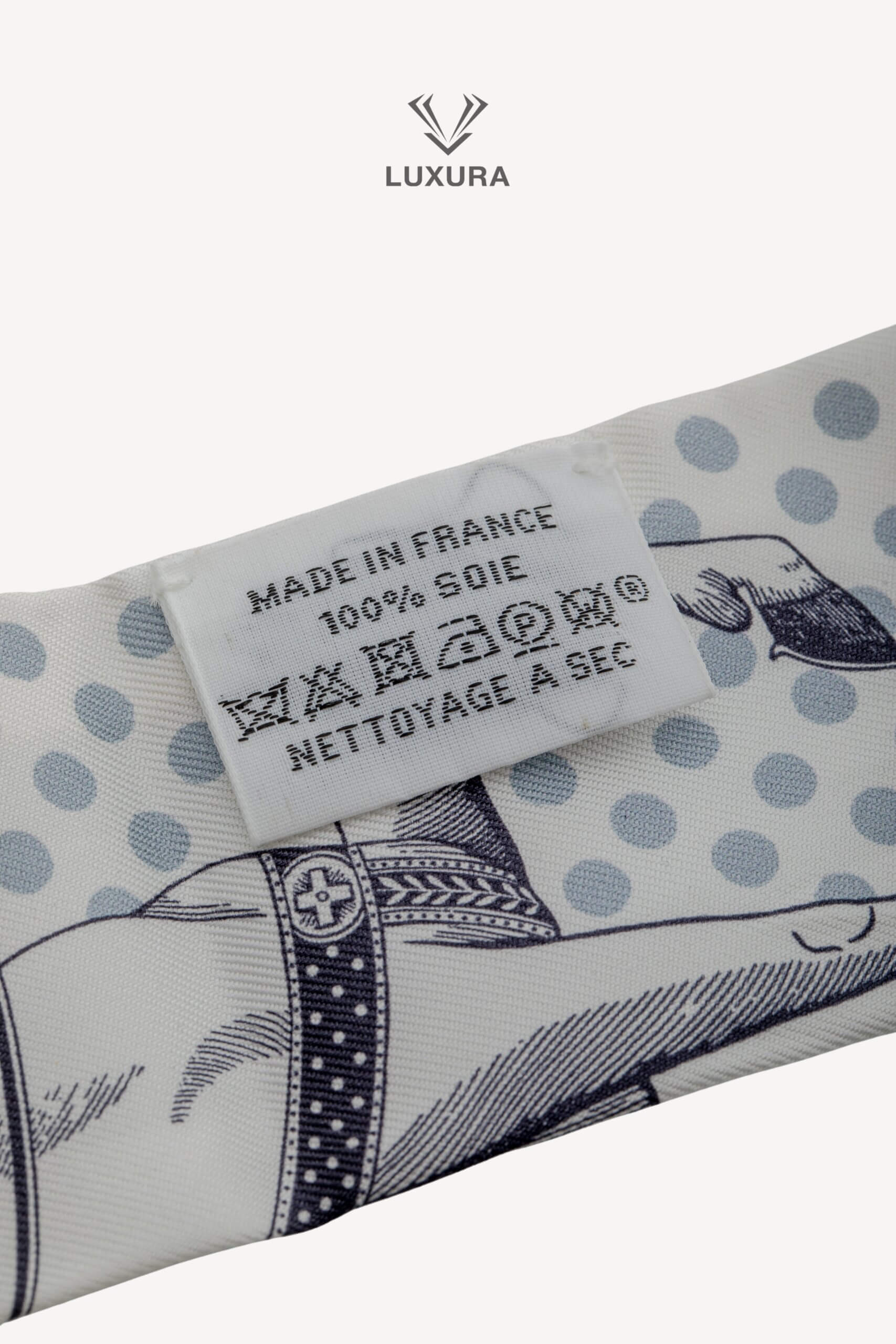 <span style="font-size: 10px;letter-spacing: .15em">HARD TO FIND</span><br>
            <strong>HERMES</strong><br>
            <div style="margin-top:10px;font-size:16px">Silk Cavalier En Formes Twilly Blanc Gris Brun</div><br> - Image 8